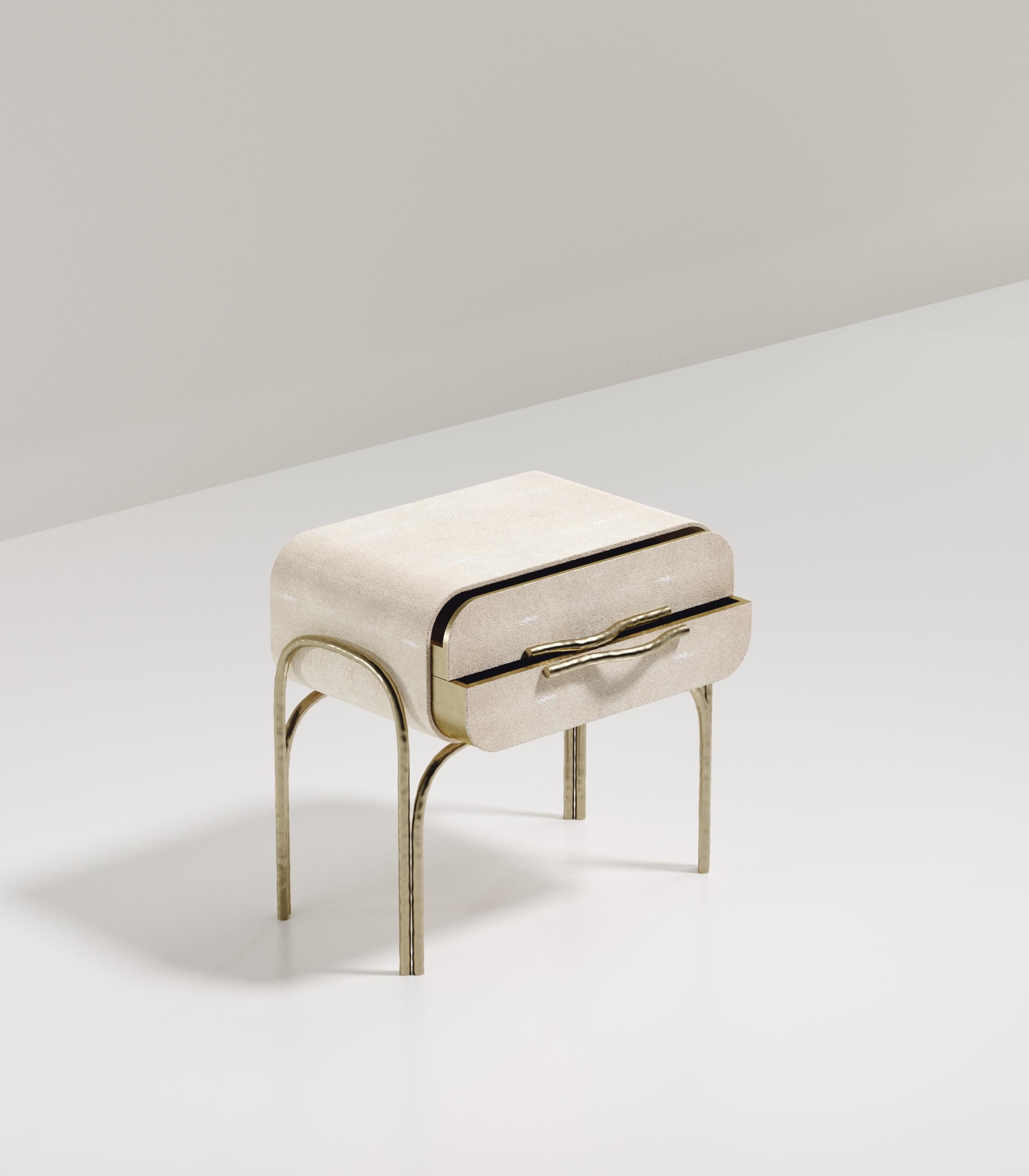 Fait main Table d'appoint en galuchat avec détails en laiton bronze-patina de R&Y Augousti en vente