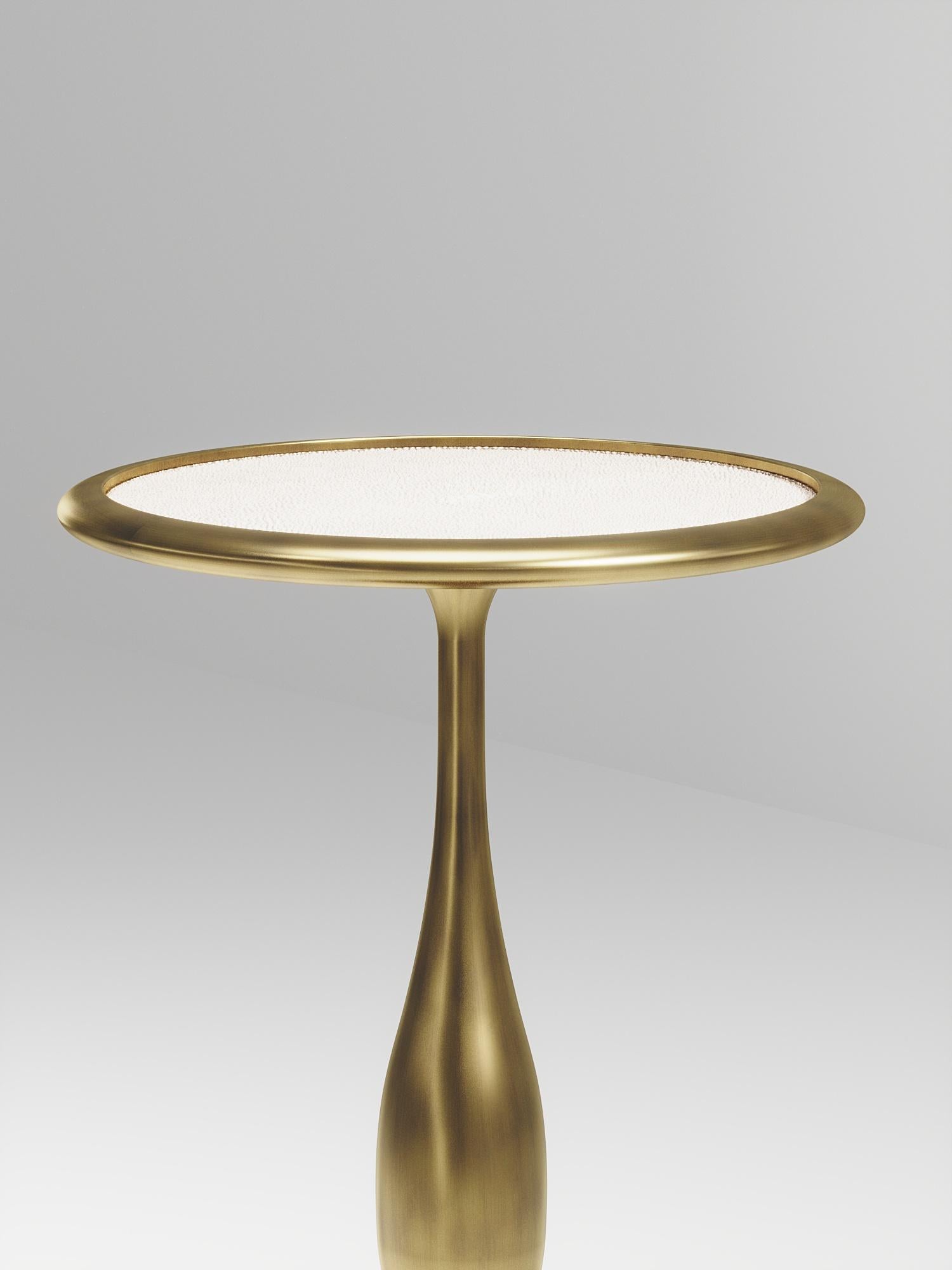 Fait main Table d'appoint en galuchat avec détails en laiton bronze-patina de R&Y Augousti en vente