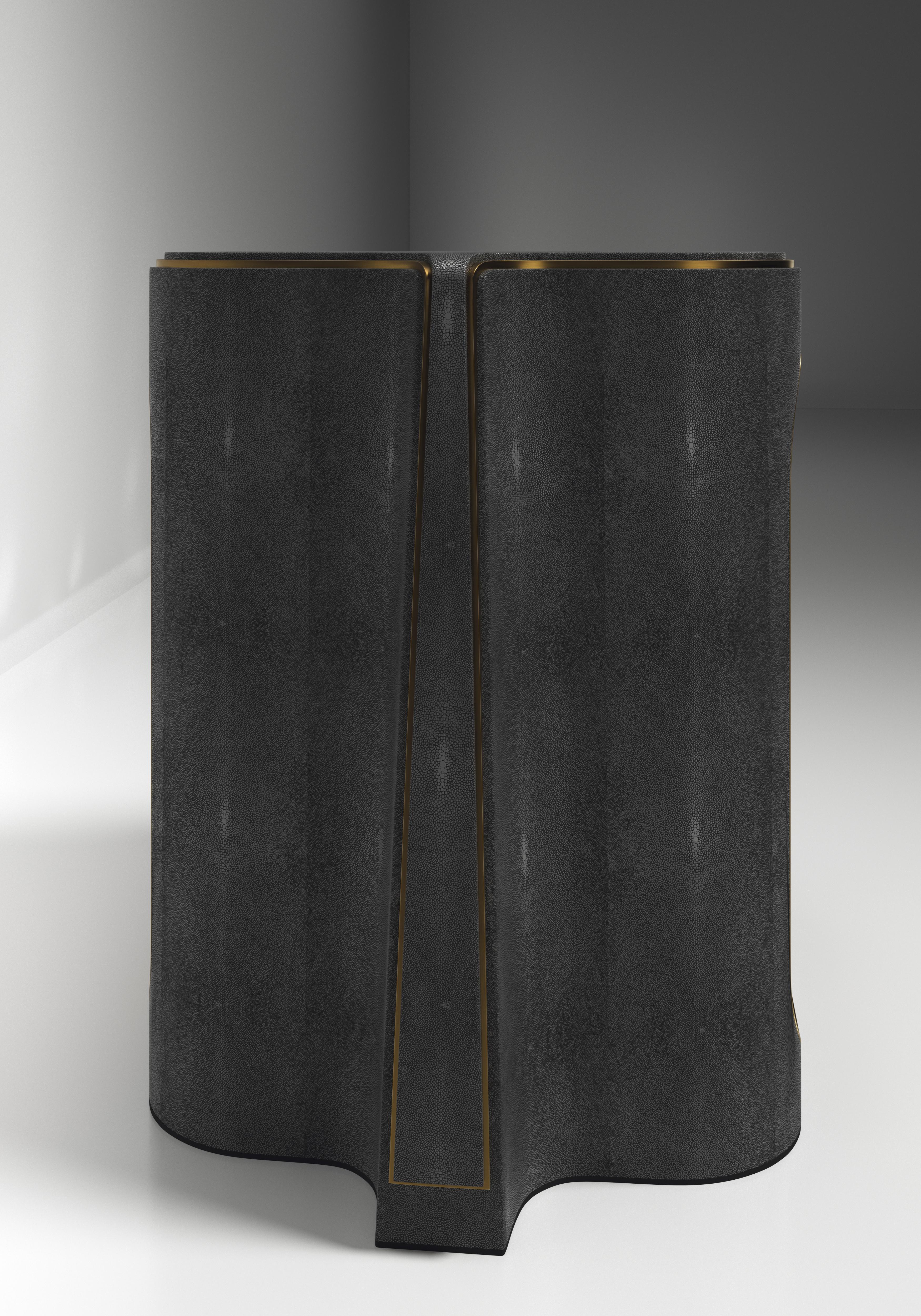 Mesa auxiliar de piel de zapa con detalles de latón patinado en bronce by R&Y Augousti Hecho a mano en venta