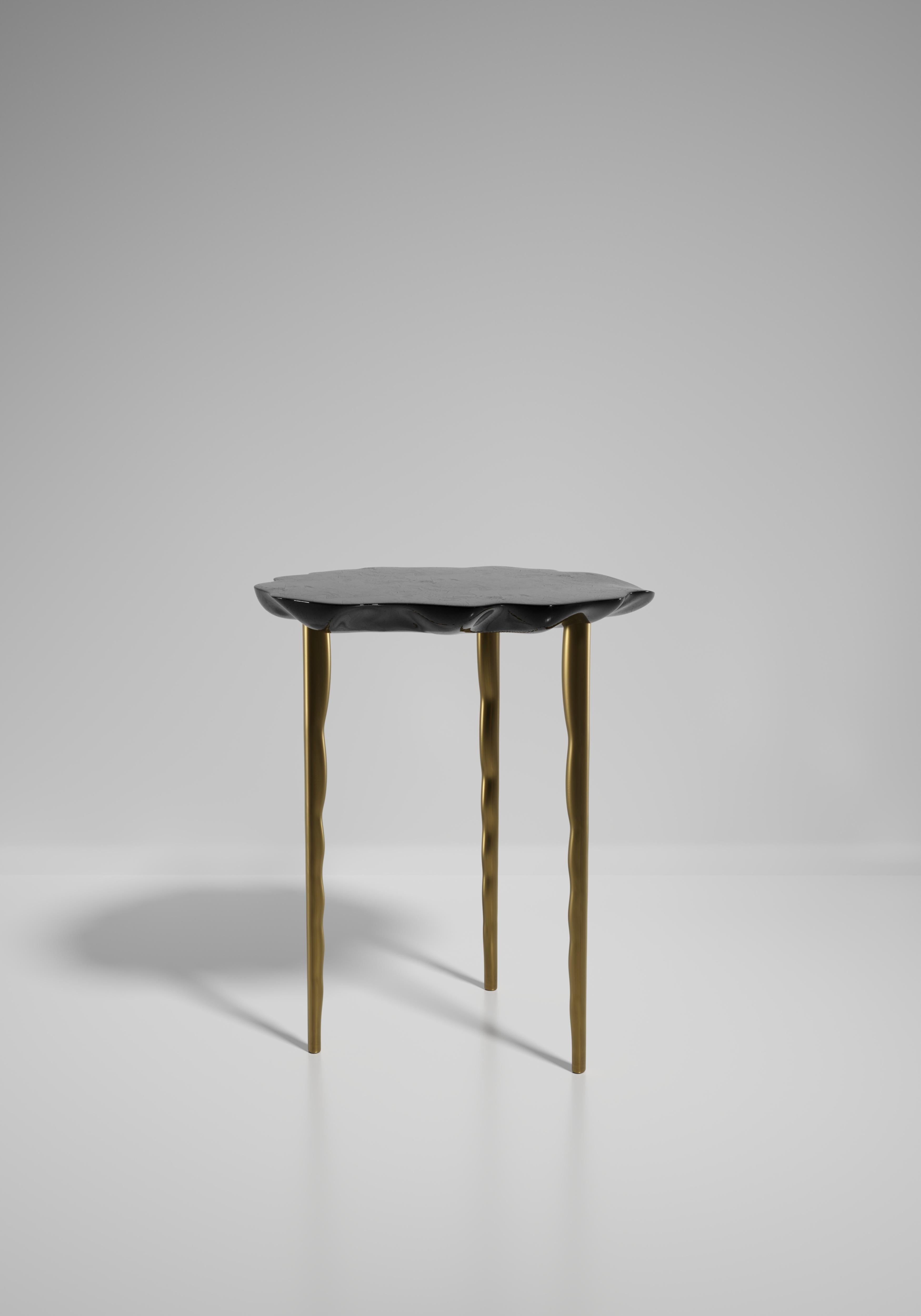 Fait main Table d'appoint en galuchat avec détails en laiton patiné par R&Y Augousti en vente