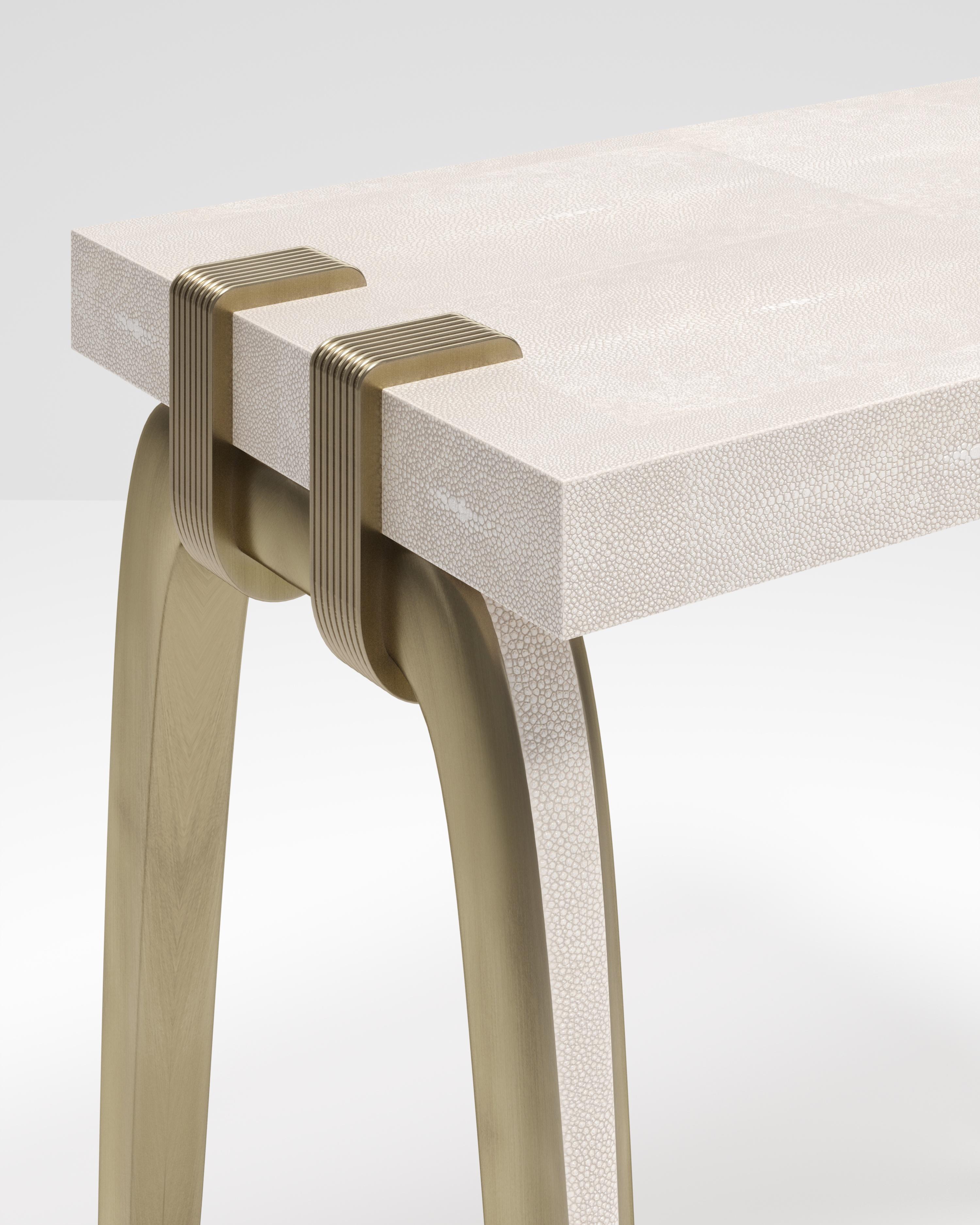 Table d'appoint en galuchat avec dtails en laiton bronze-patina de R&Y Augousti Neuf - En vente à New York, NY
