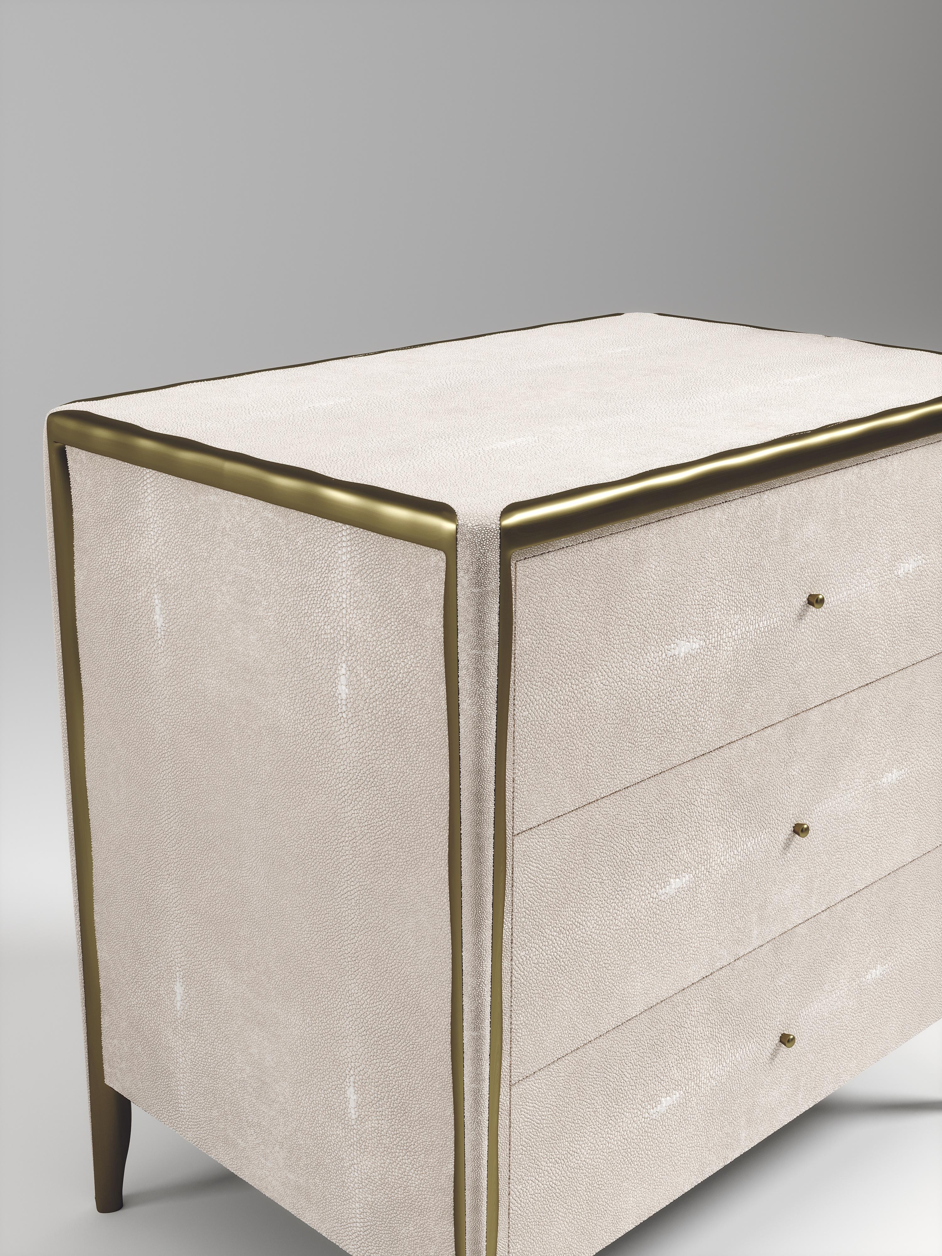Shagreen-Beistelltisch mit Bronze-Patina-Messingdetails von R&Y Augousti im Zustand „Neu“ im Angebot in New York, NY