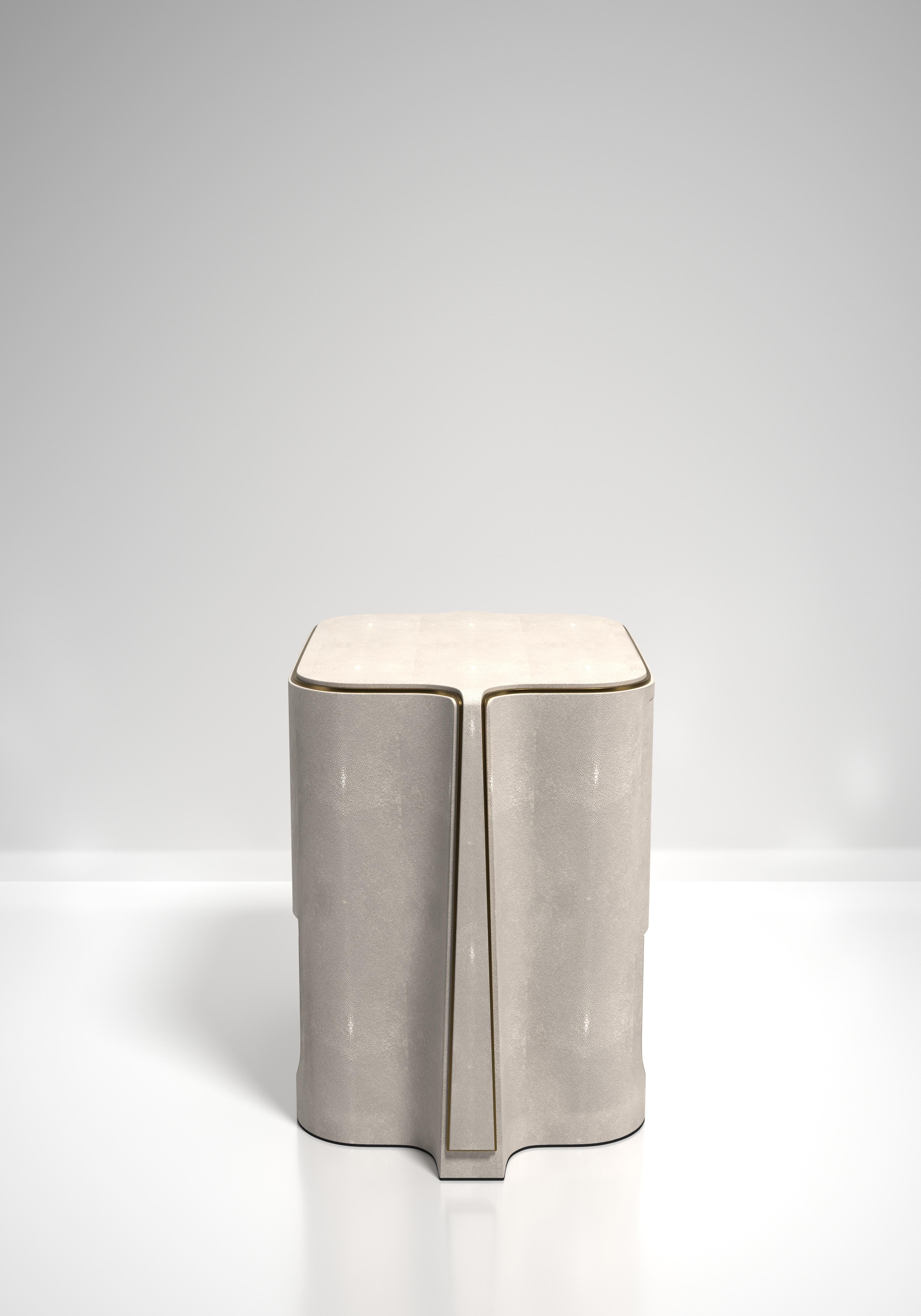 Mesa auxiliar de piel de zapa con detalles de latón patinado en bronce by R&Y Augousti en Nuevo estado para la venta en New York, NY