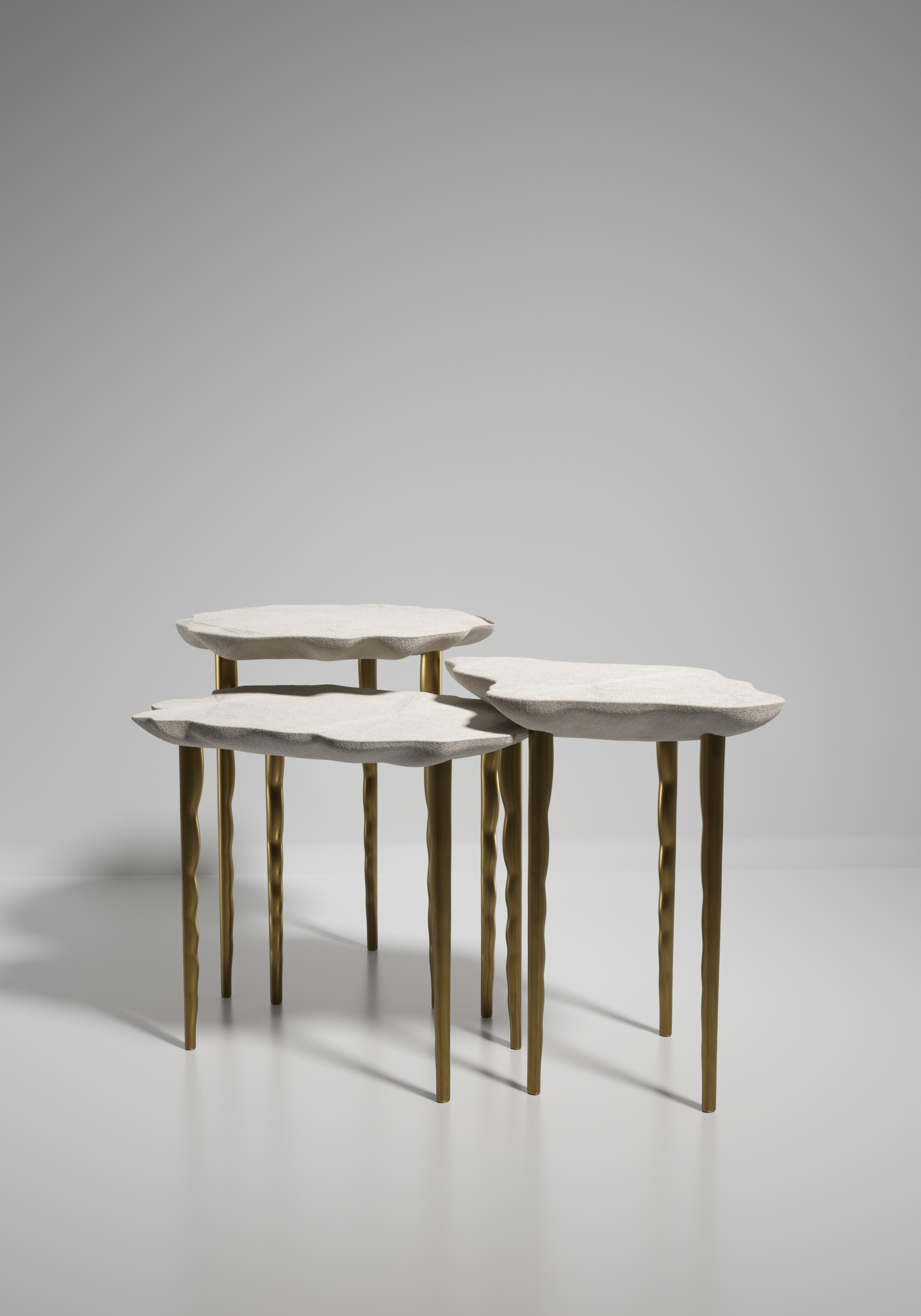 Table d'appoint en galuchat avec détails en laiton patiné par R&Y Augousti Neuf - En vente à New York, NY