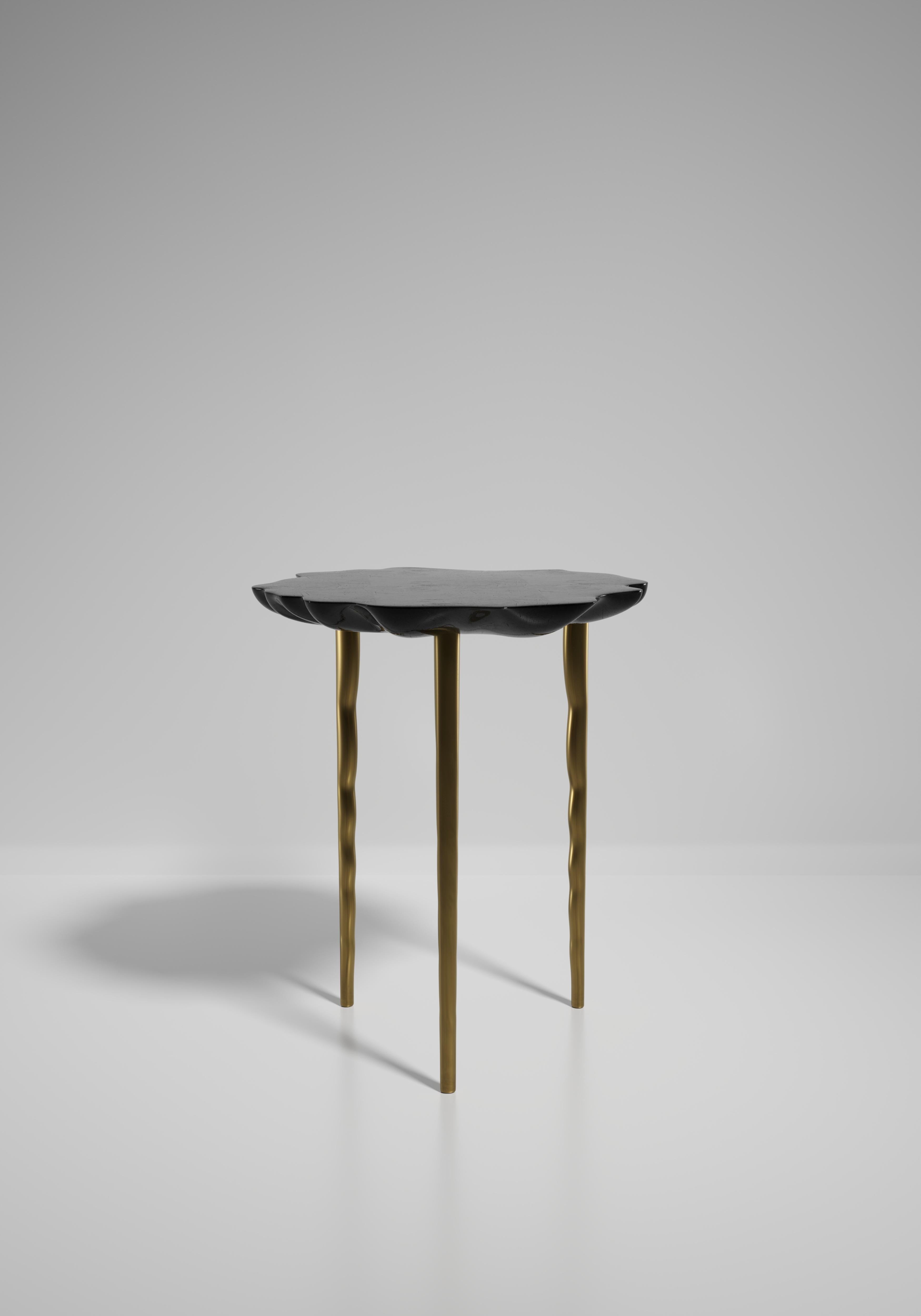 Table d'appoint en galuchat avec détails en laiton patiné par R&Y Augousti Neuf - En vente à New York, NY