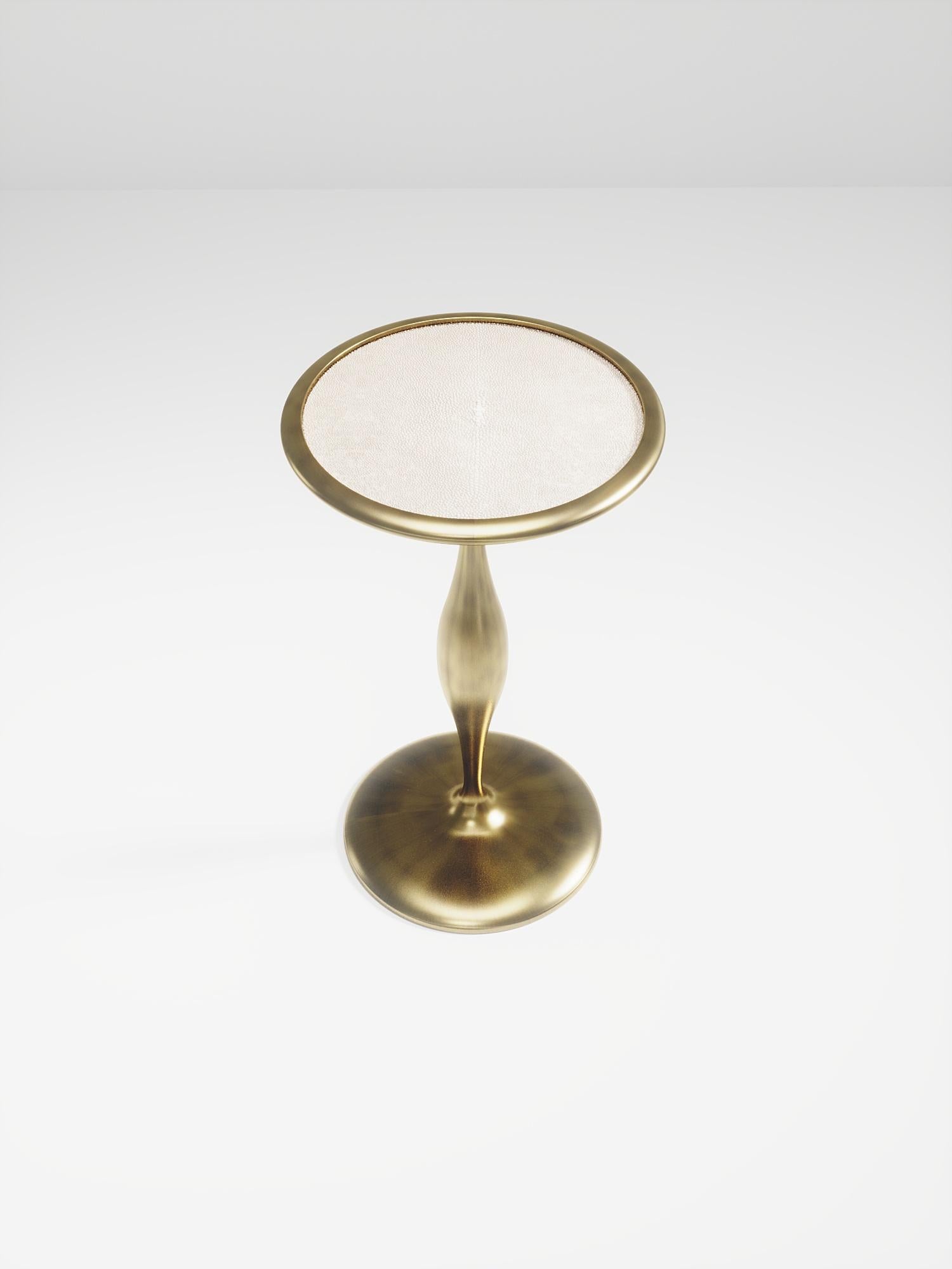XXIe siècle et contemporain Table d'appoint en galuchat avec détails en laiton bronze-patina de R&Y Augousti en vente