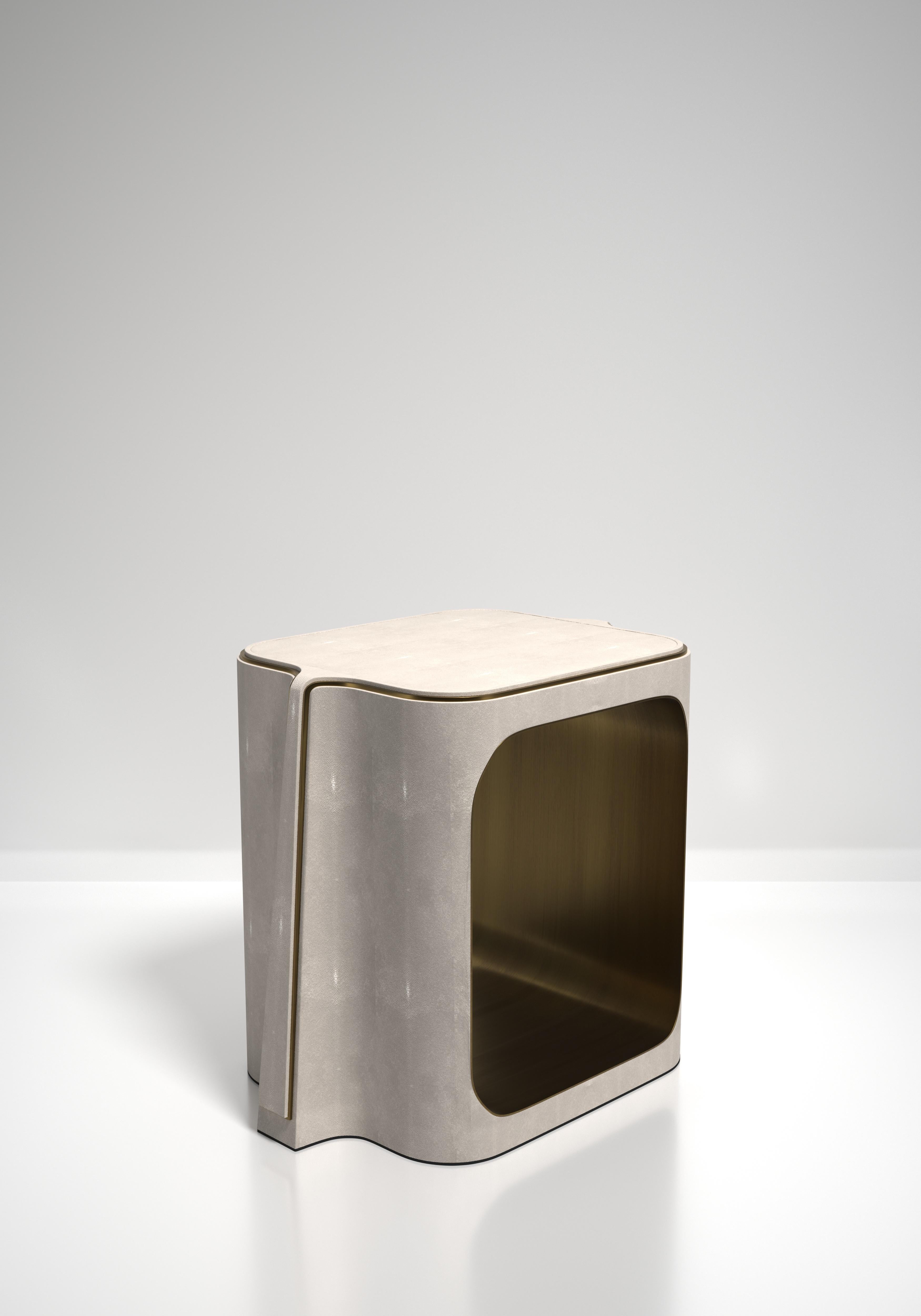 Mesa auxiliar de piel de zapa con detalles de latón patinado en bronce by R&Y Augousti Siglo XXI y contemporáneo en venta