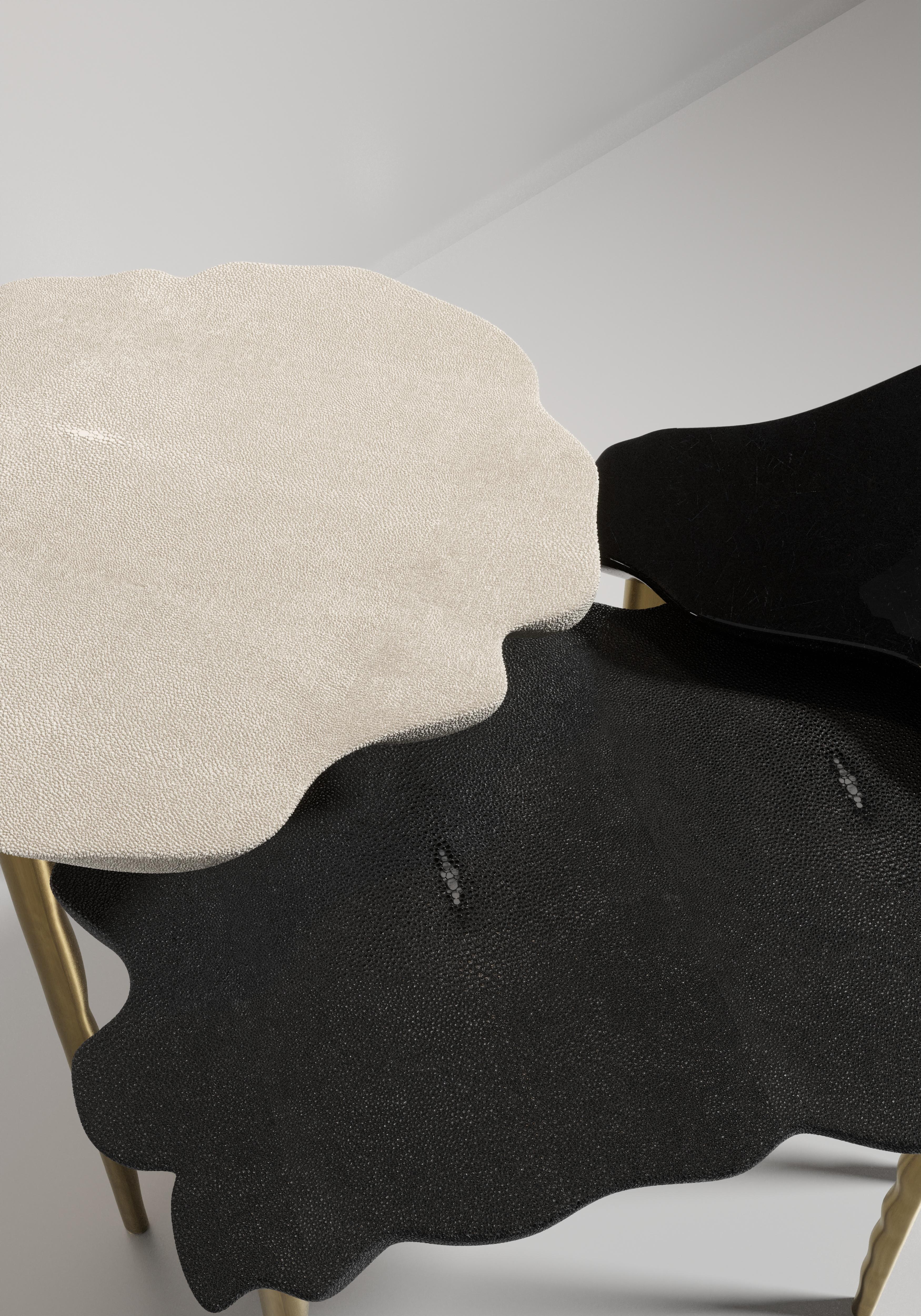 XXIe siècle et contemporain Table d'appoint en galuchat avec détails en laiton patiné par R&Y Augousti en vente