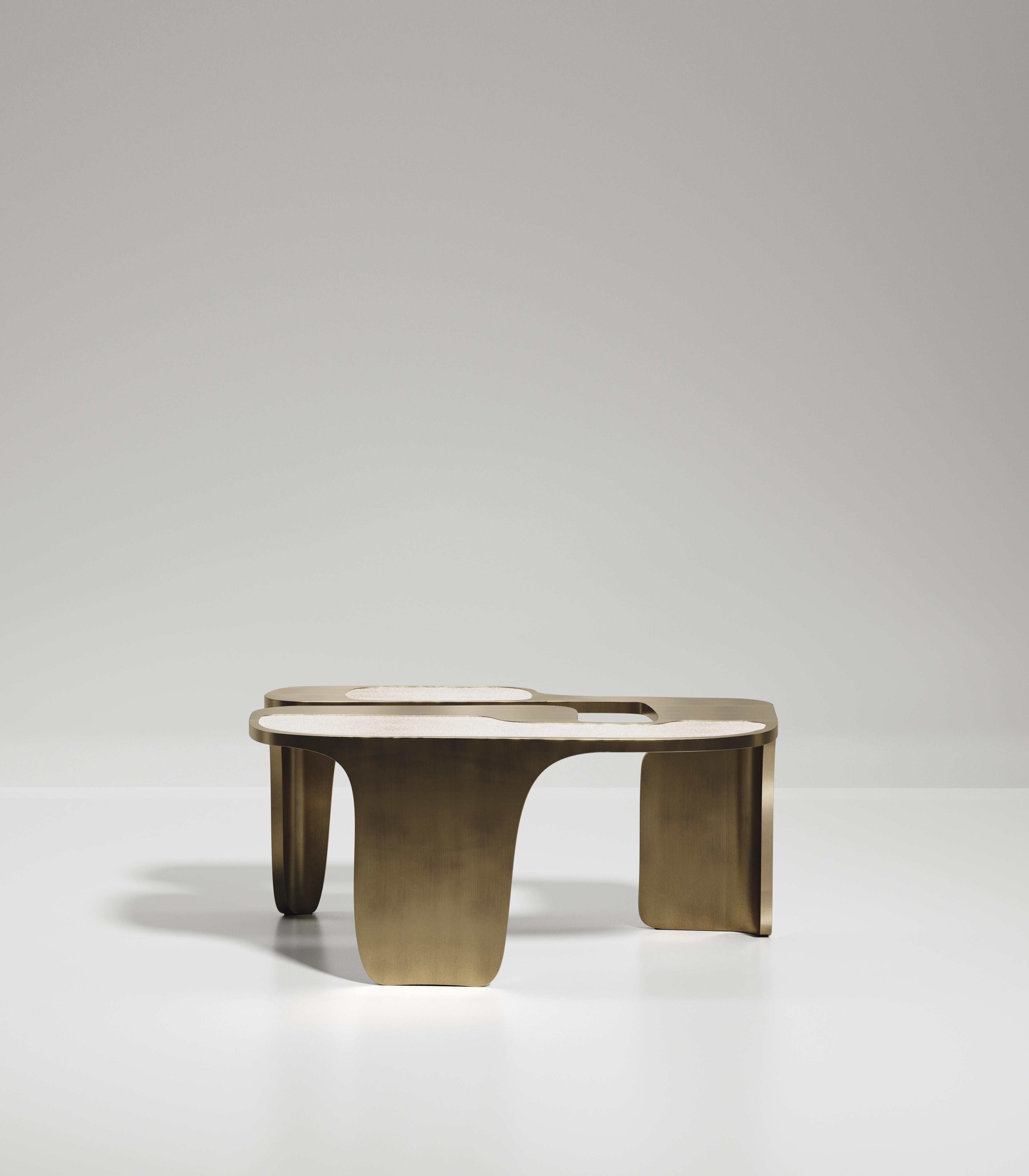 Laiton Table d'appoint en galuchat avec détails en laiton bronze-patina de R&Y Augousti en vente