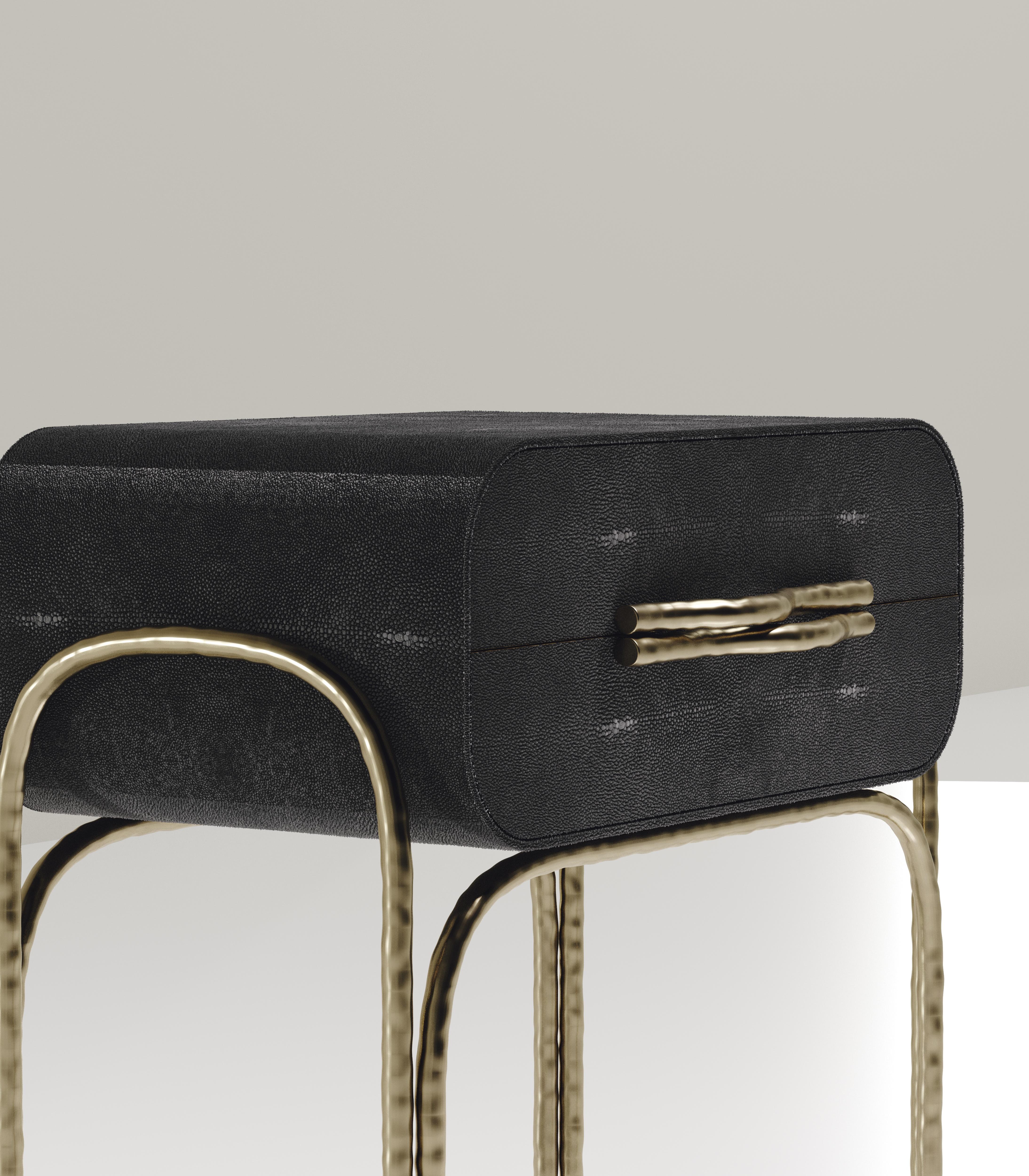 Table d'appoint en galuchat avec détails en laiton bronze-patina de R&Y Augousti en vente 1