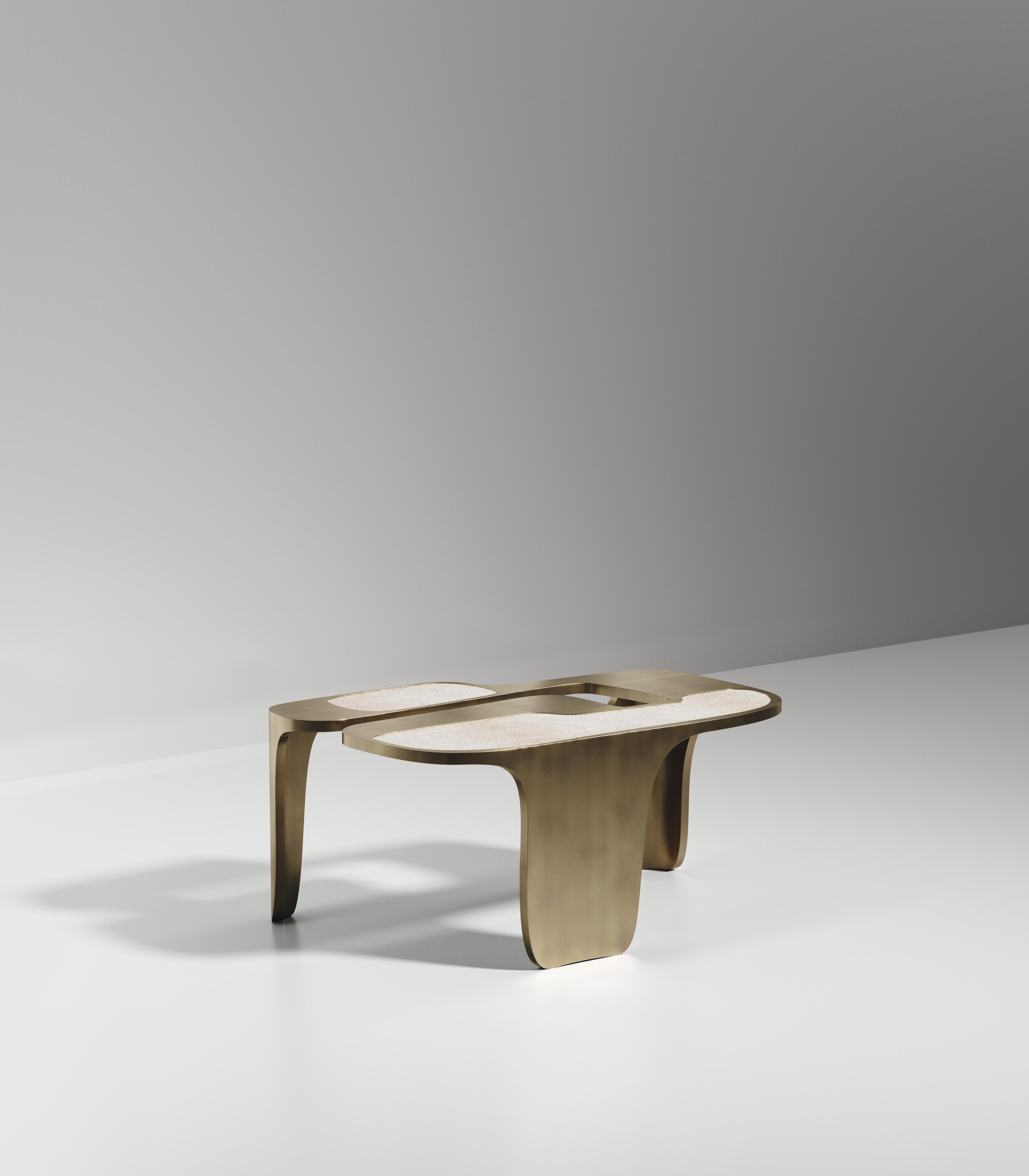 Table d'appoint en galuchat avec détails en laiton bronze-patina de R&Y Augousti en vente 1