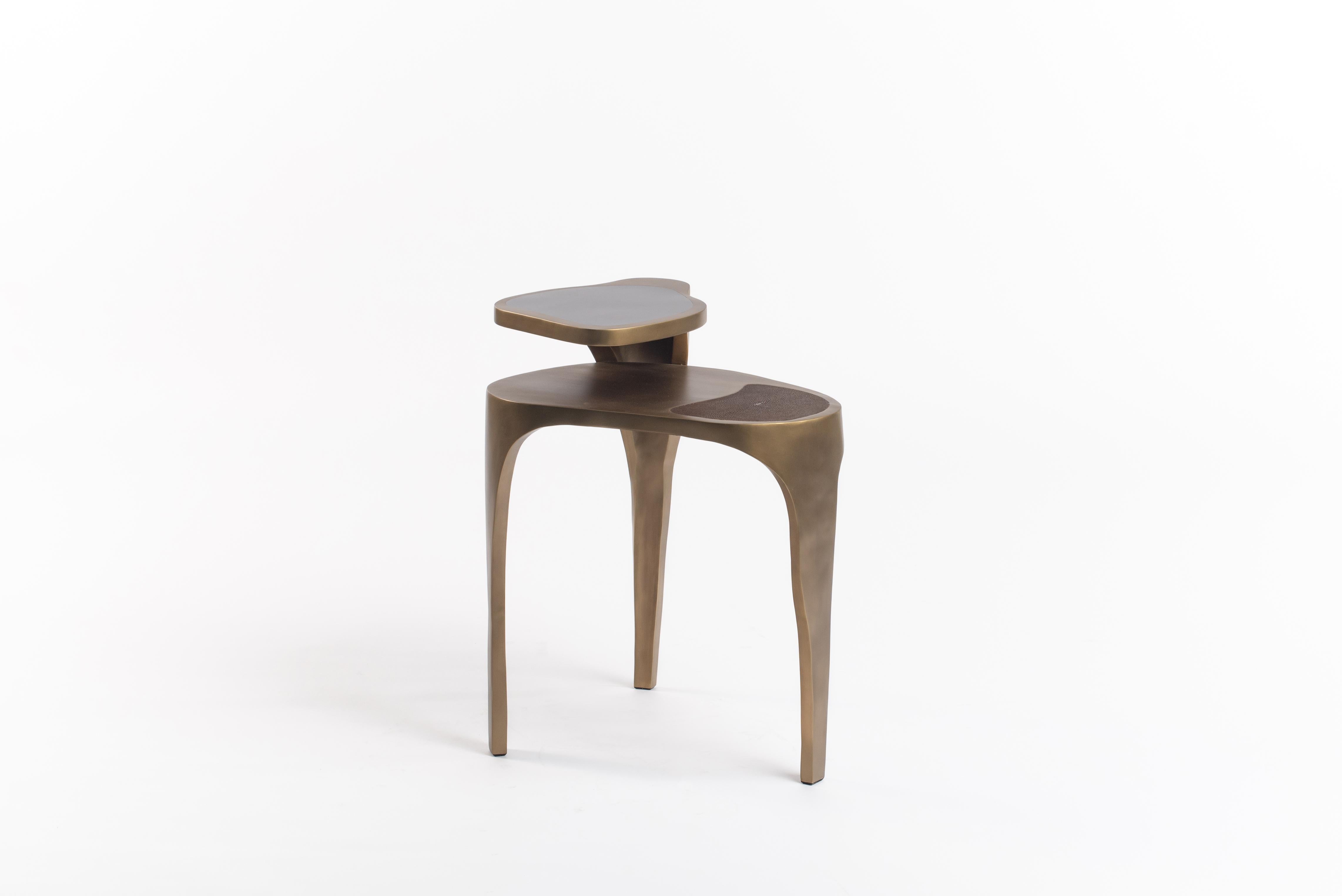 Shagreen-Beistelltisch mit Bronze-Patina-Messingdetails von R&Y Augousti im Angebot 2