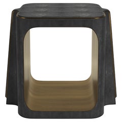 Mesa auxiliar de piel de zapa con detalles de latón patinado en bronce by R&Y Augousti