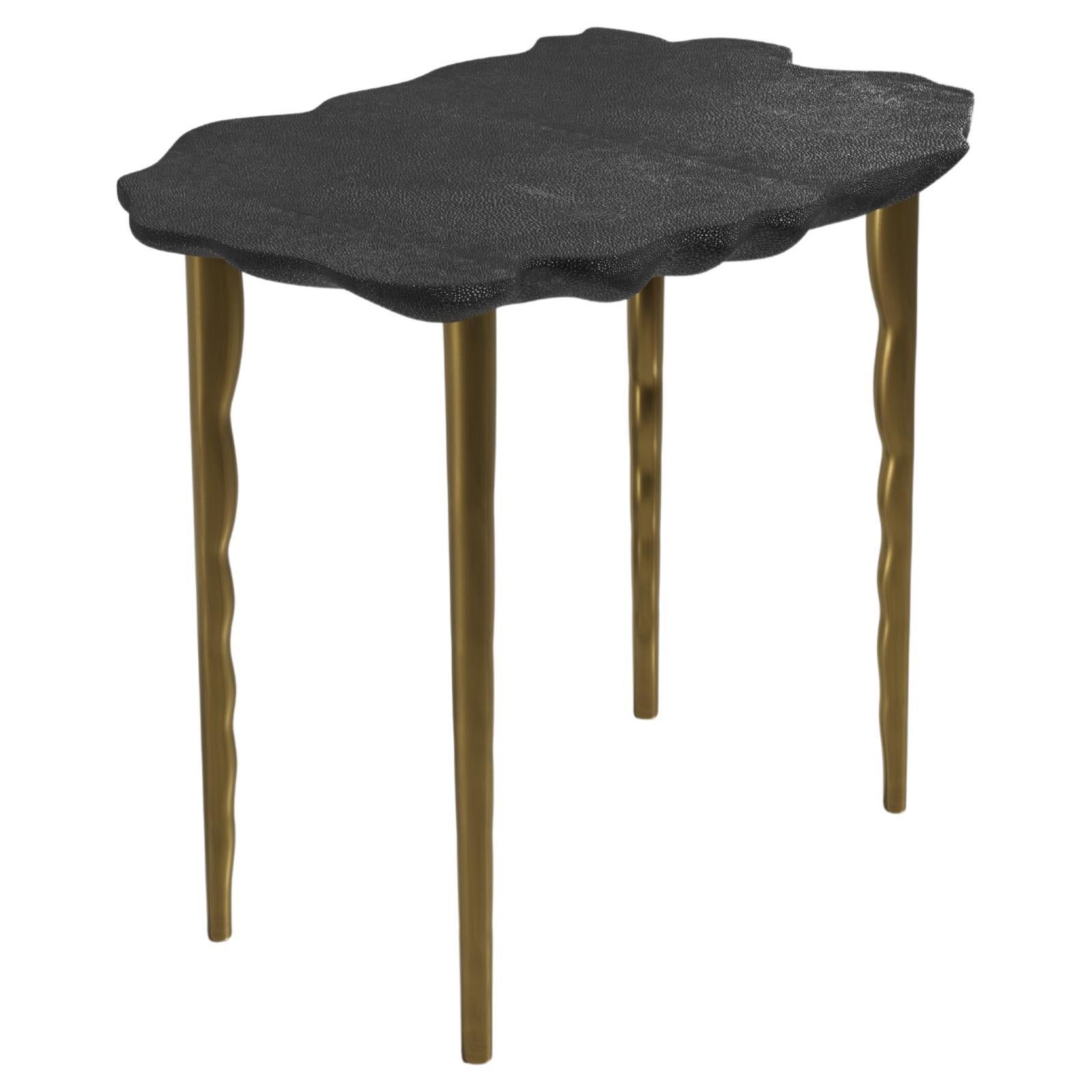 Table d'appoint en galuchat avec détails en laiton patiné par R&Y Augousti