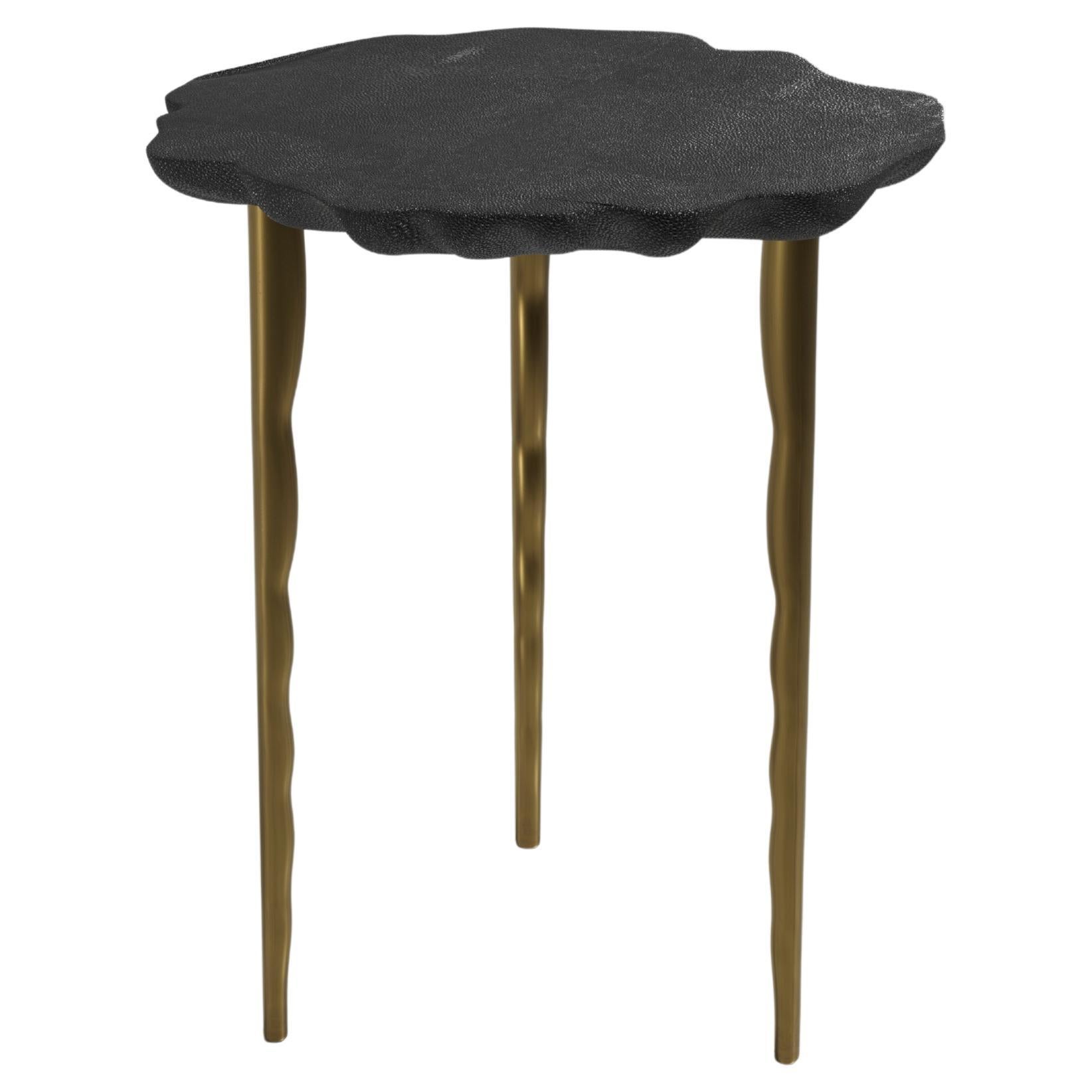 Table d'appoint en galuchat avec détails en laiton patiné par R&Y Augousti