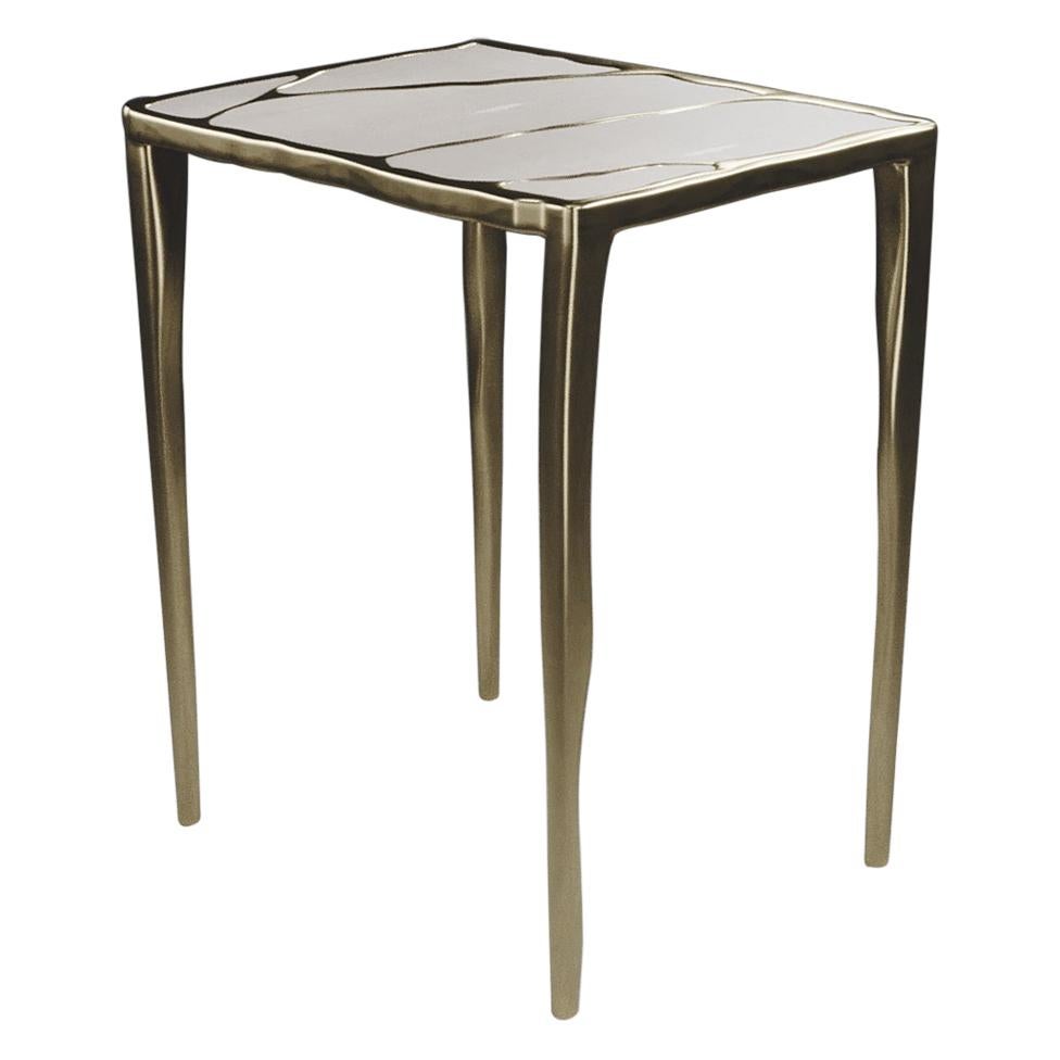 Table d'appoint en galuchat avec incrustation en bronze-patina et laiton de R&Y Augousti