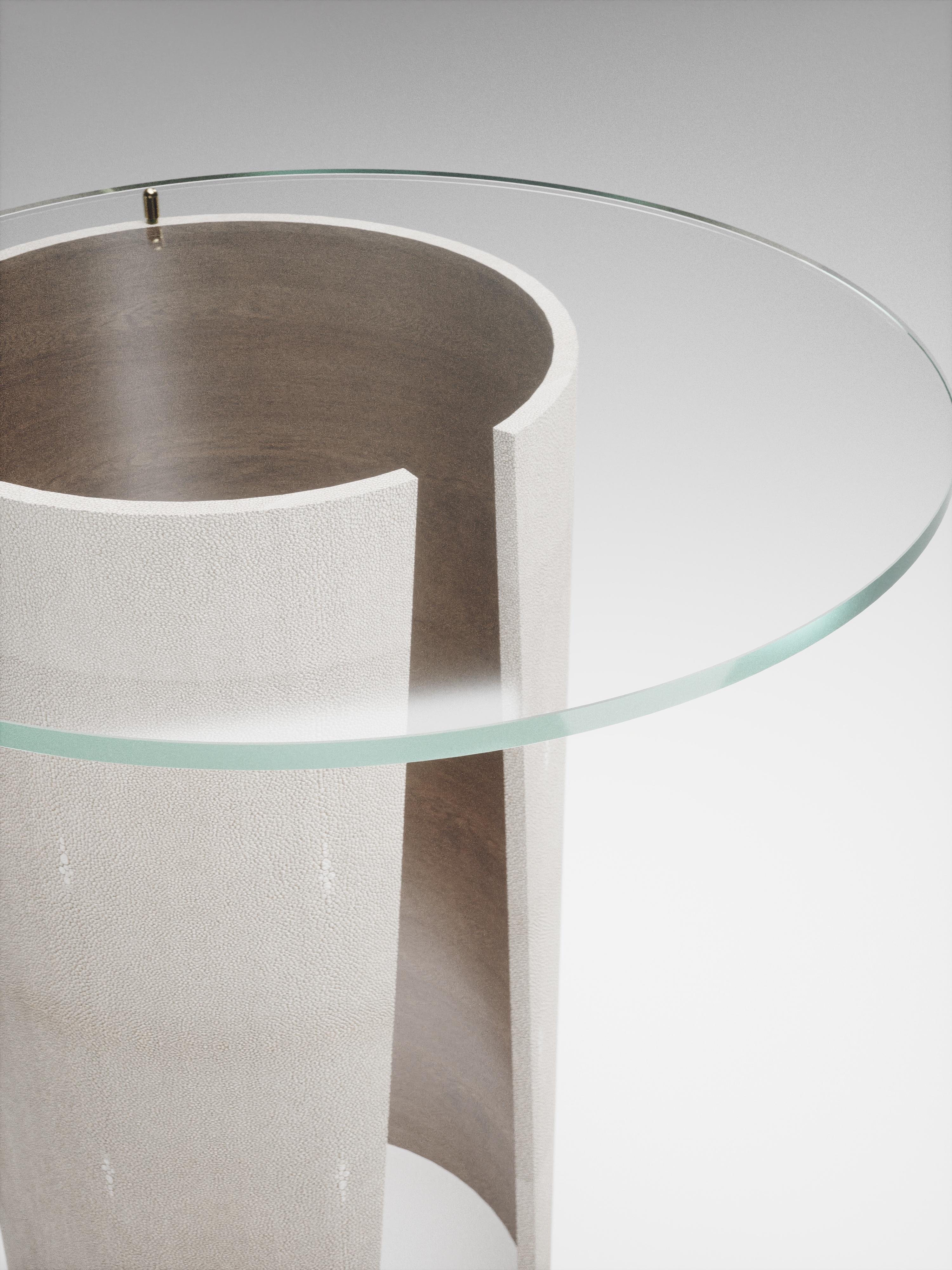 Français Table d'appoint en galuchat avec plateau en verre de R&Y Augousti en vente