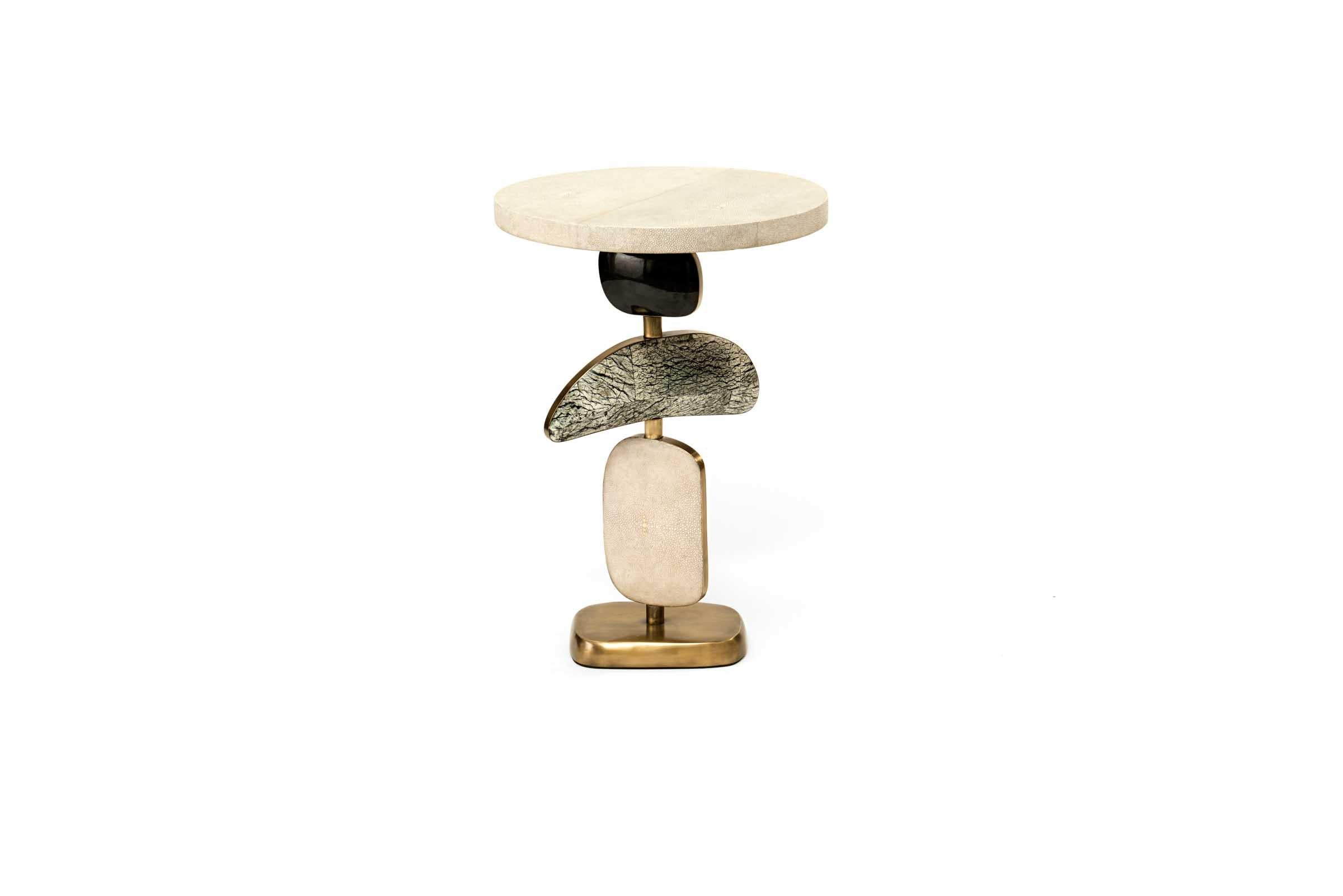 Fait main Table d'appoint en galuchat avec pièces sculpturales mobiles et accents en laiton de Kifu Paris en vente