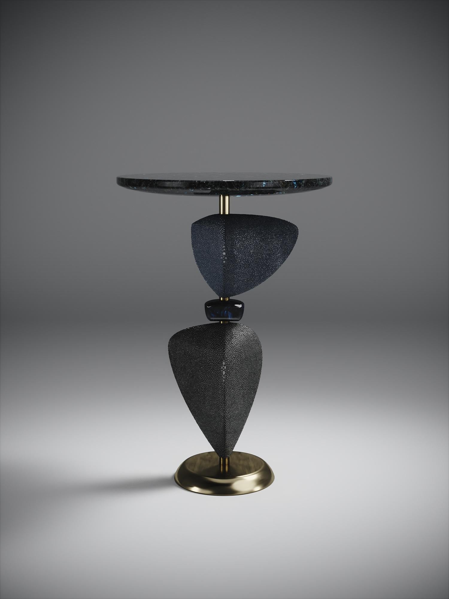 Tavolino in zigrino con parti scultoree mobili e accenti in ottone di Kifu Paris in vendita 2