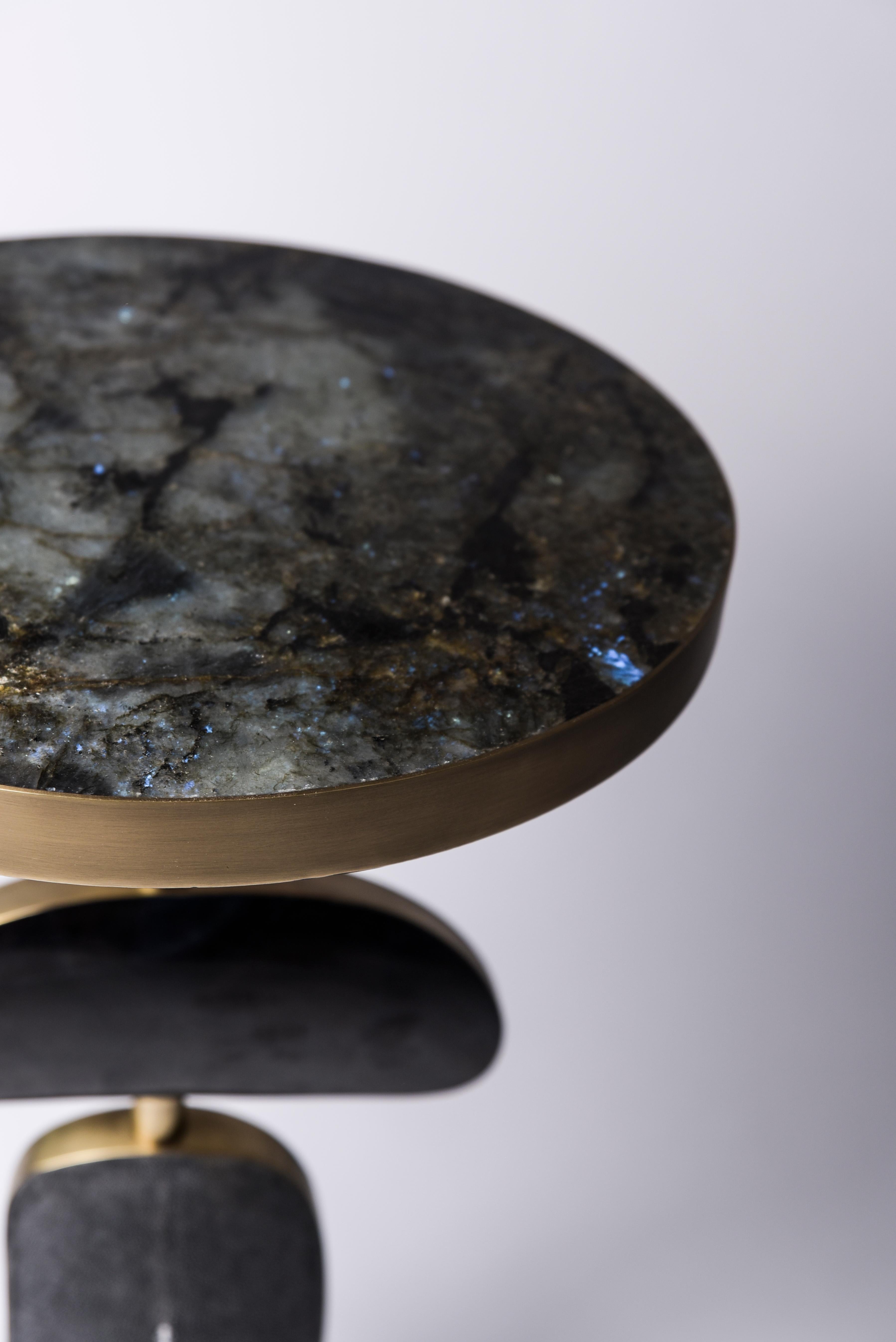 La table d'appoint cosmo de Kifu Paris est une pièce fantaisiste et sculpturale, incrustée en Lemurian, coquille de stylo noir et 2 nuances de galuchat : bleu denim et noir. Les formes amorphes de la partie inférieure peuvent être déplacées pour