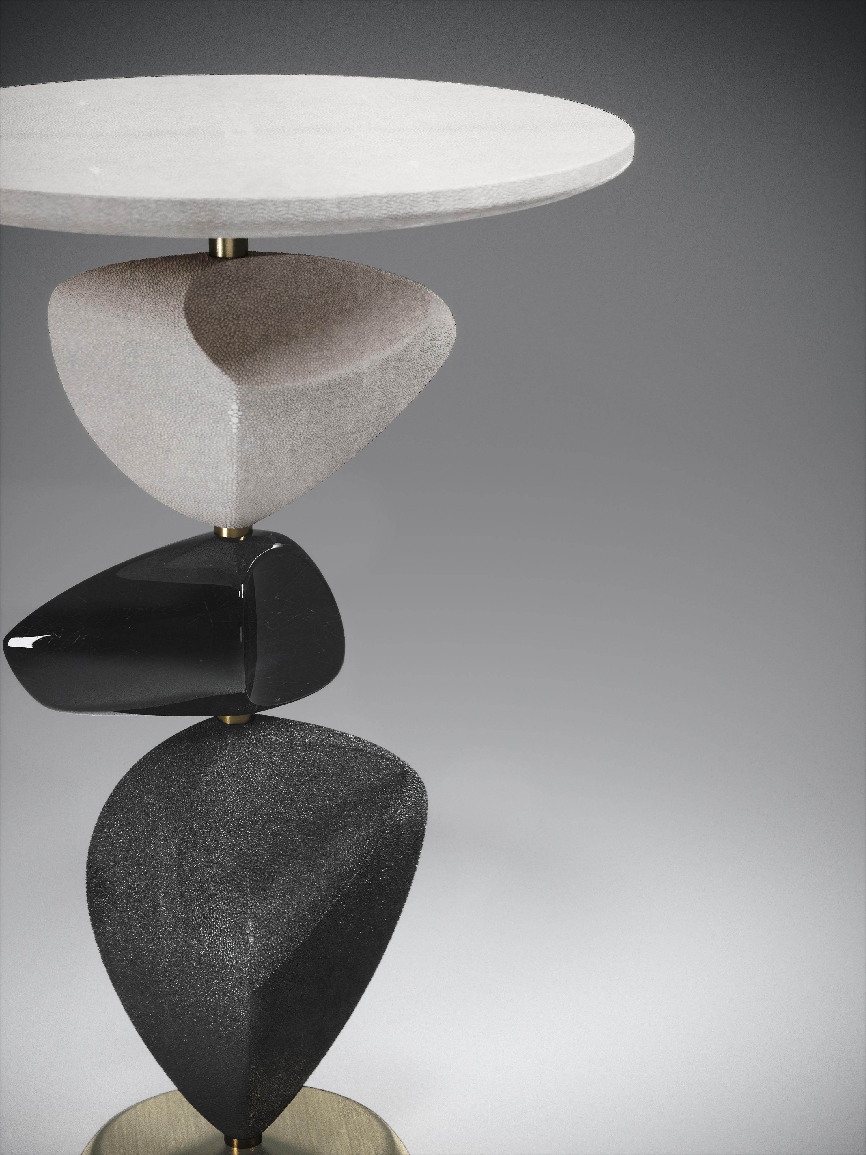 Philippin Table d'appoint en galuchat avec pièces sculpturales mobiles et accents en laiton de Kifu Paris en vente