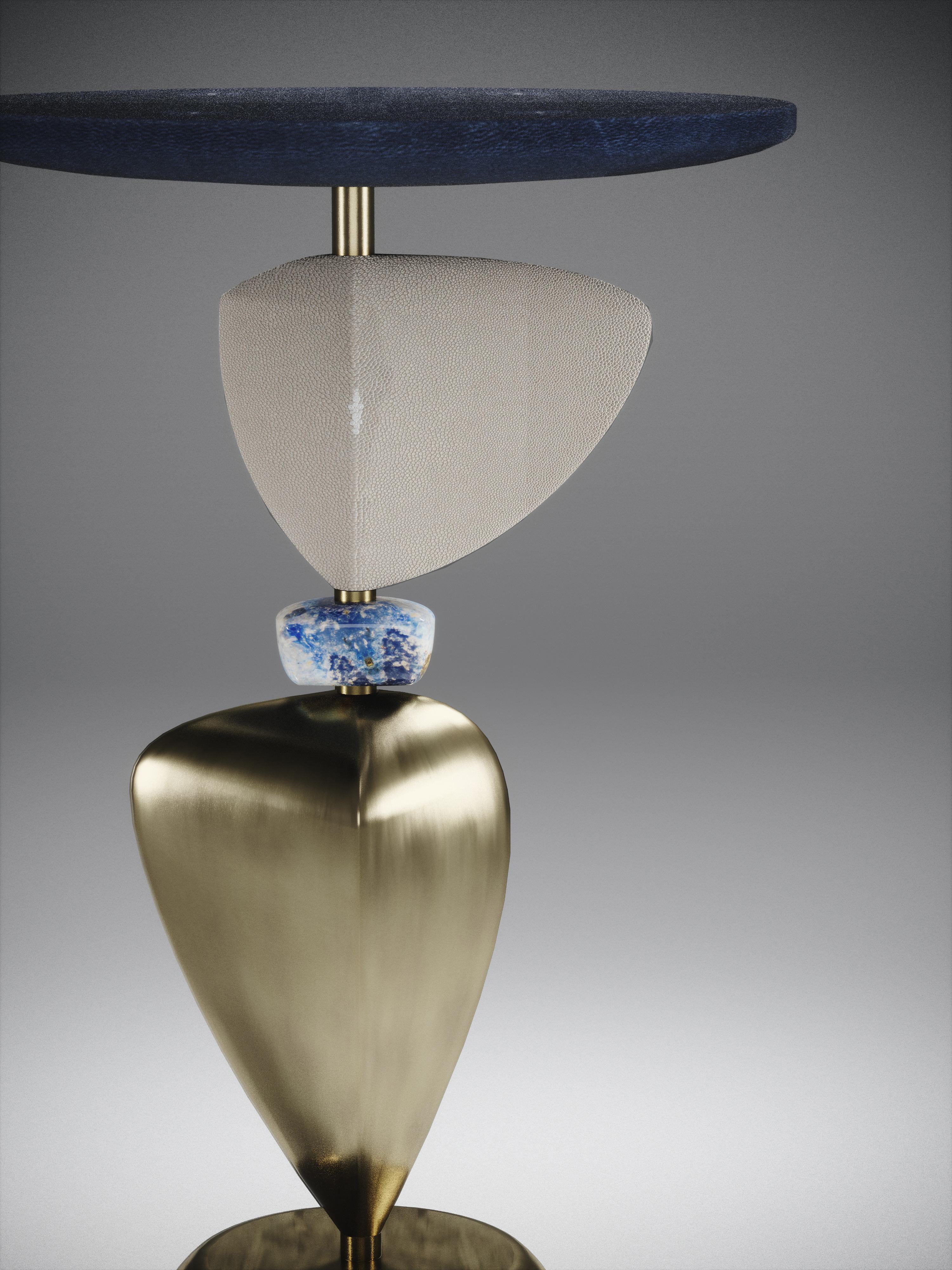 Table d'appoint en galuchat avec pièces sculpturales mobiles et accents en laiton de Kifu Paris Neuf - En vente à New York, NY