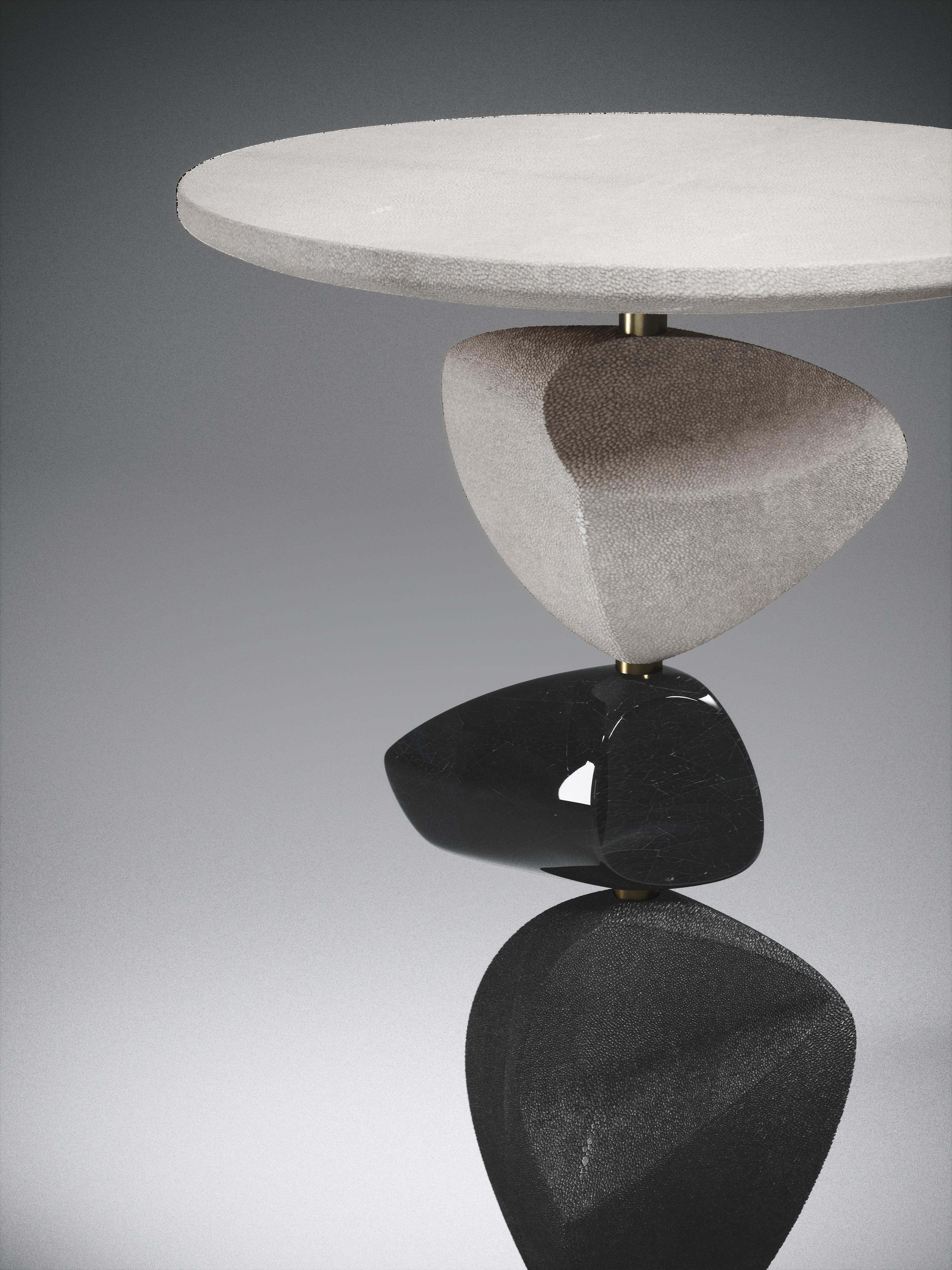 Table d'appoint en galuchat avec pièces sculpturales mobiles et accents en laiton de Kifu Paris Neuf - En vente à New York, NY