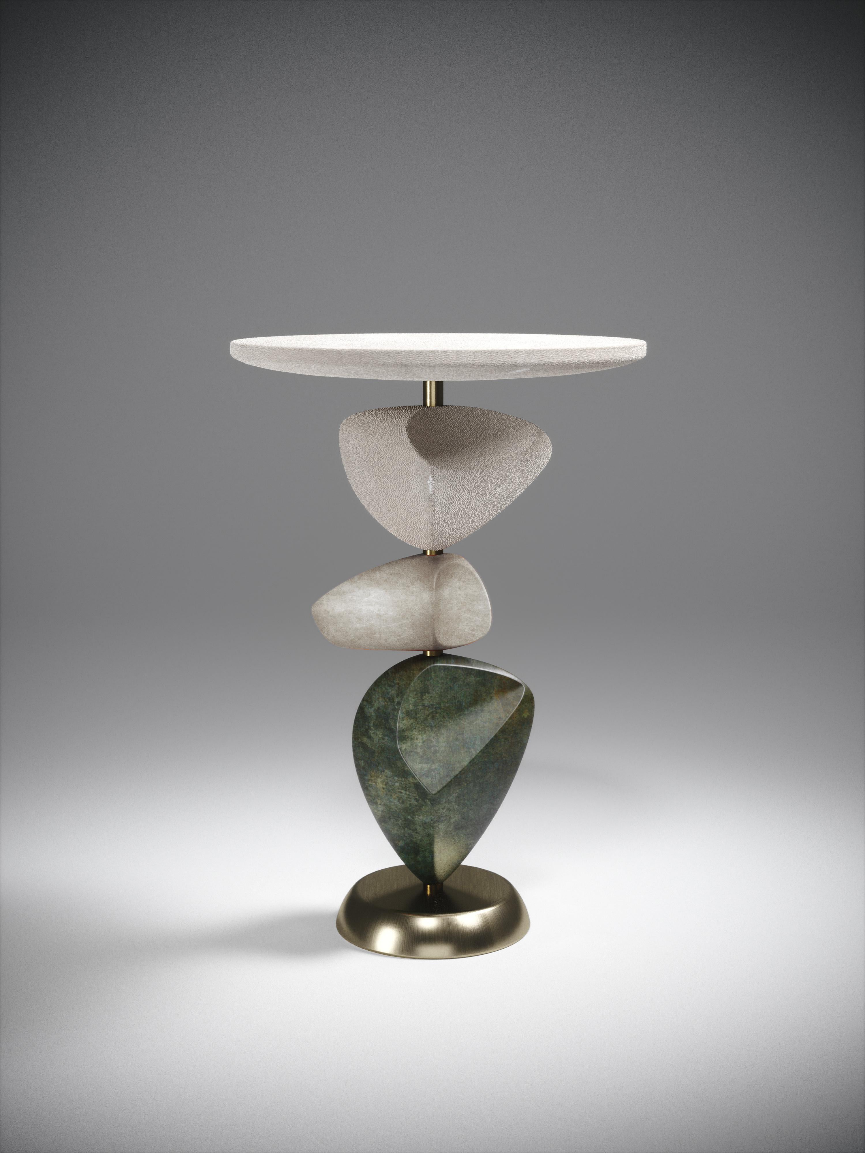 XXI secolo e contemporaneo Tavolino in zigrino con parti scultoree mobili e accenti in ottone di Kifu Paris in vendita
