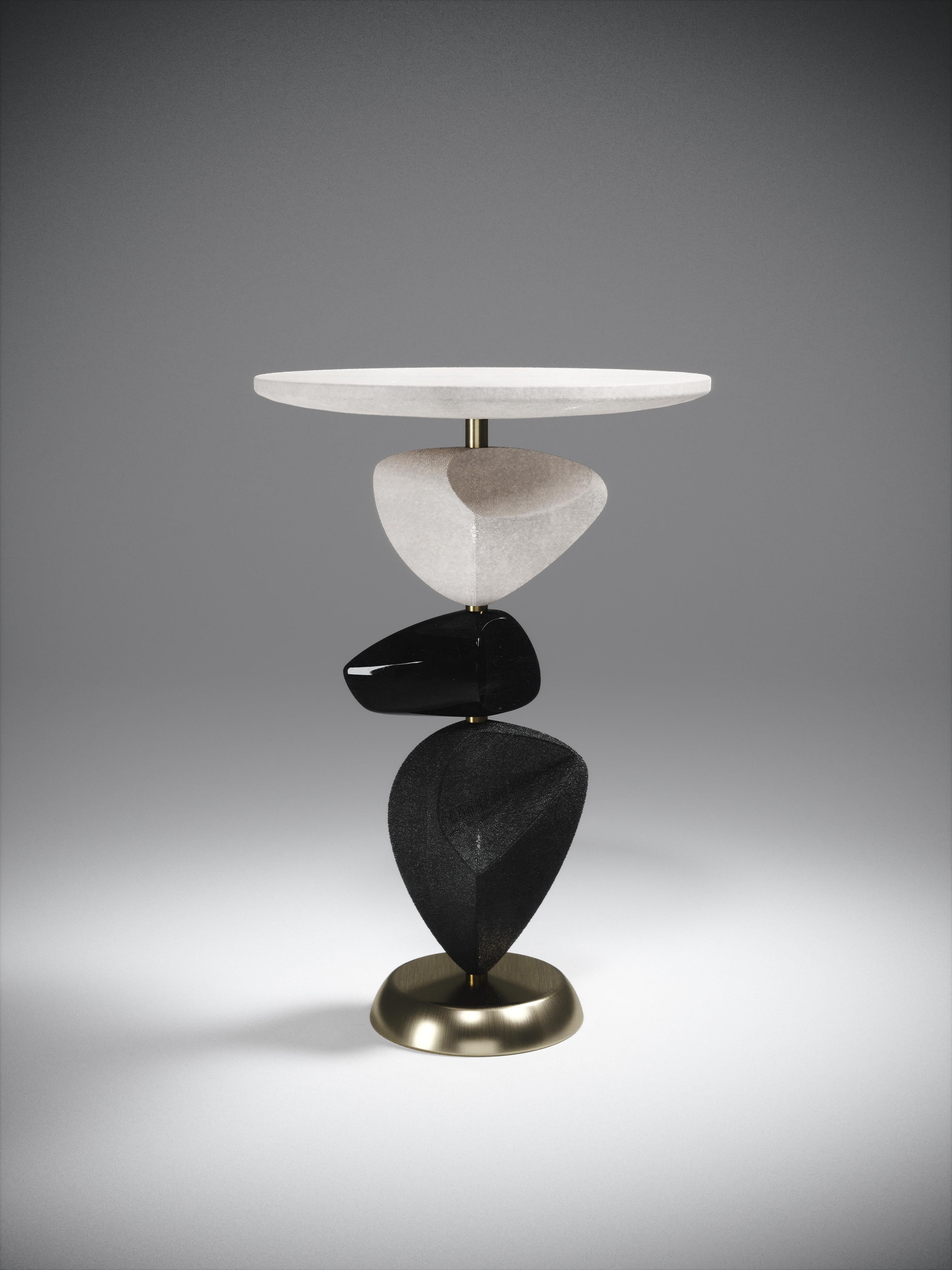 Laiton Table d'appoint en galuchat avec parties sculpturales mobiles et accents en laiton de Kifu Paris en vente