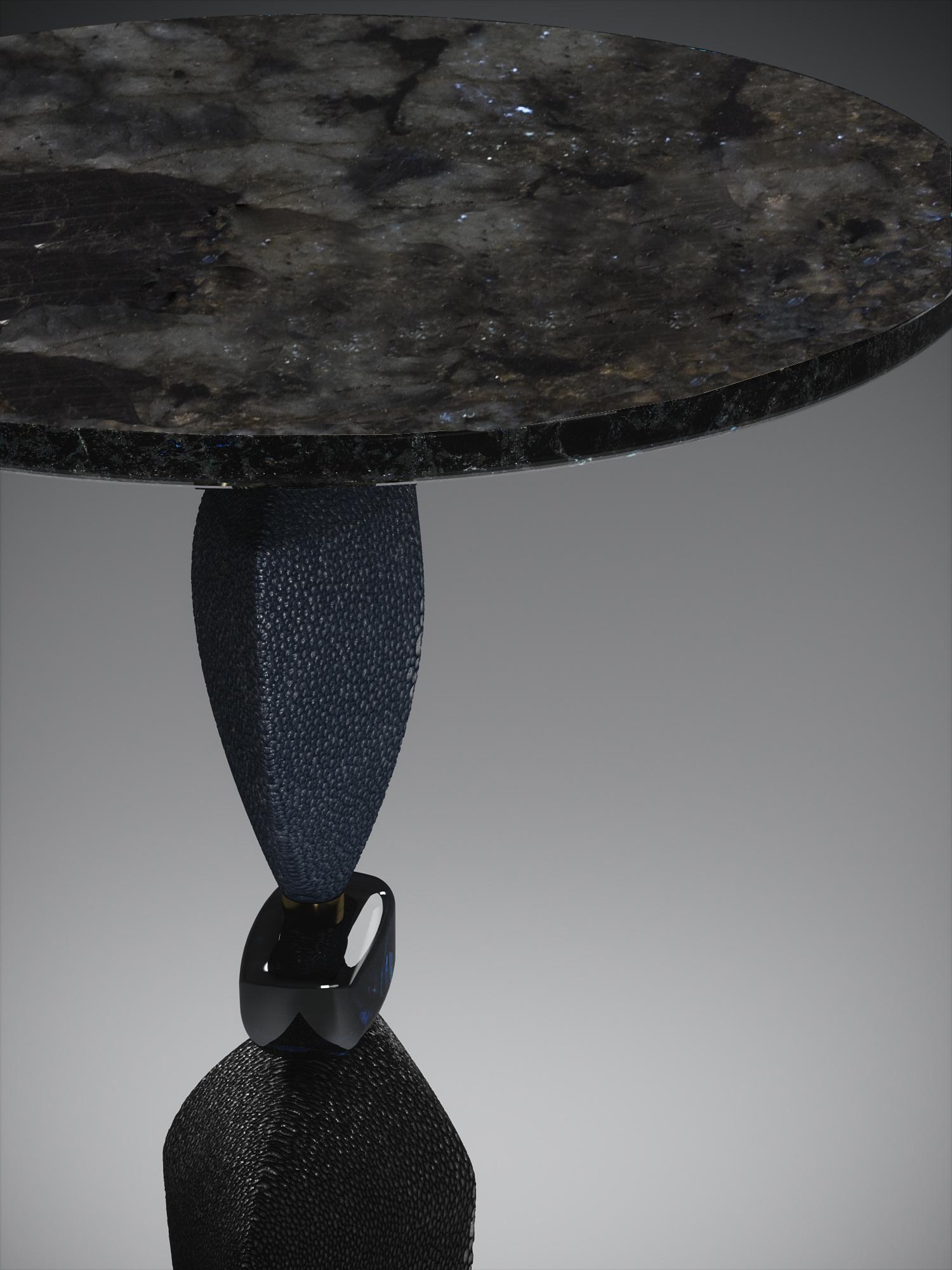 Laiton Table d'appoint en galuchat avec parties sculpturales mobiles et accents en laiton de Kifu Paris en vente