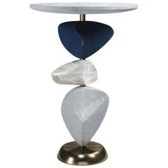 Mesa auxiliar de piel de zapa con piezas escultóricas móviles y detalles de latón de Kifu Paris