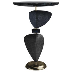 Tavolino in zigrino con parti scultoree mobili e accenti in ottone di Kifu Paris