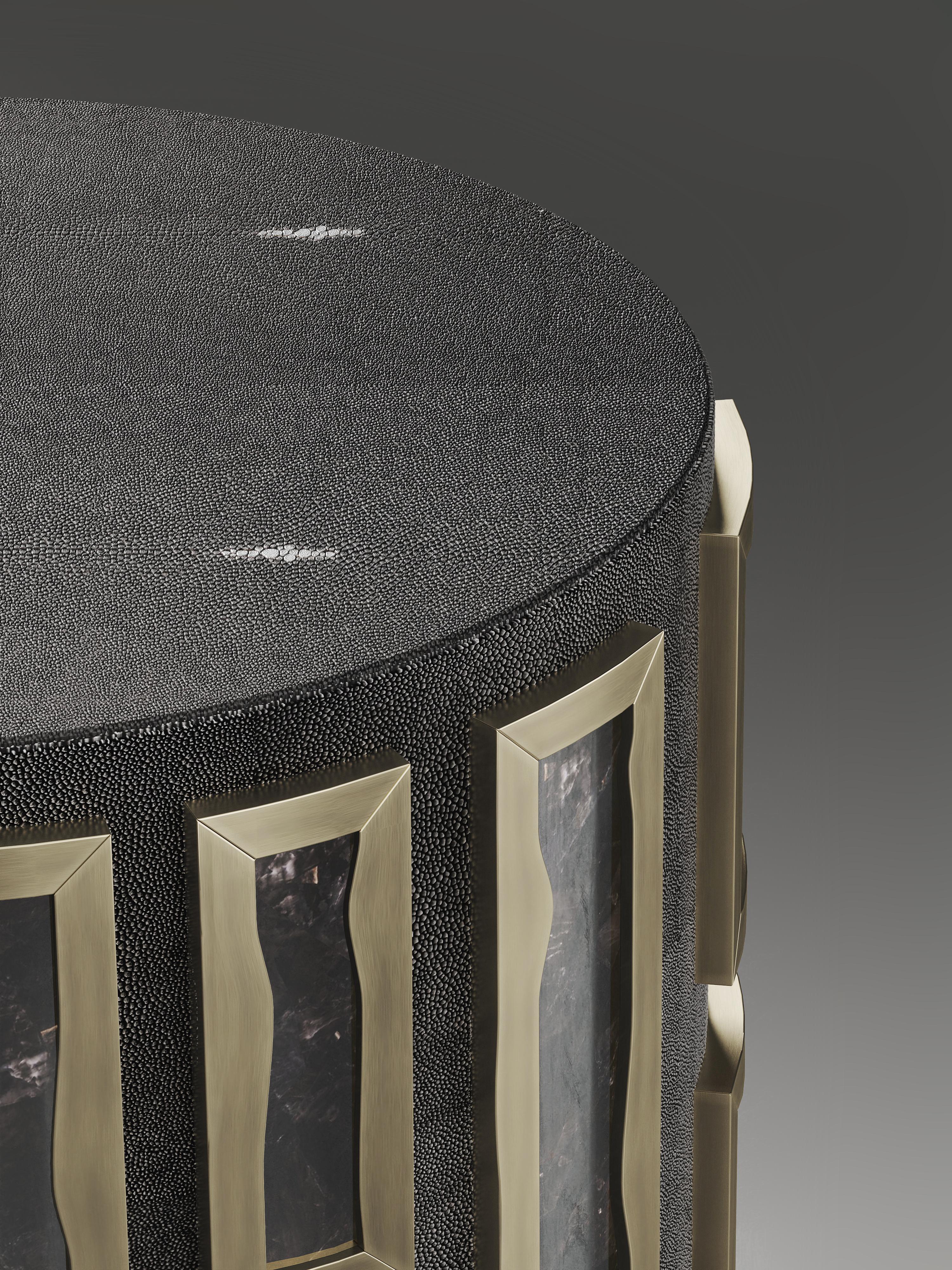 Français Table d'appoint en galuchat avec détails en quartz et bronze-patina en laiton de R&Y Augousti en vente