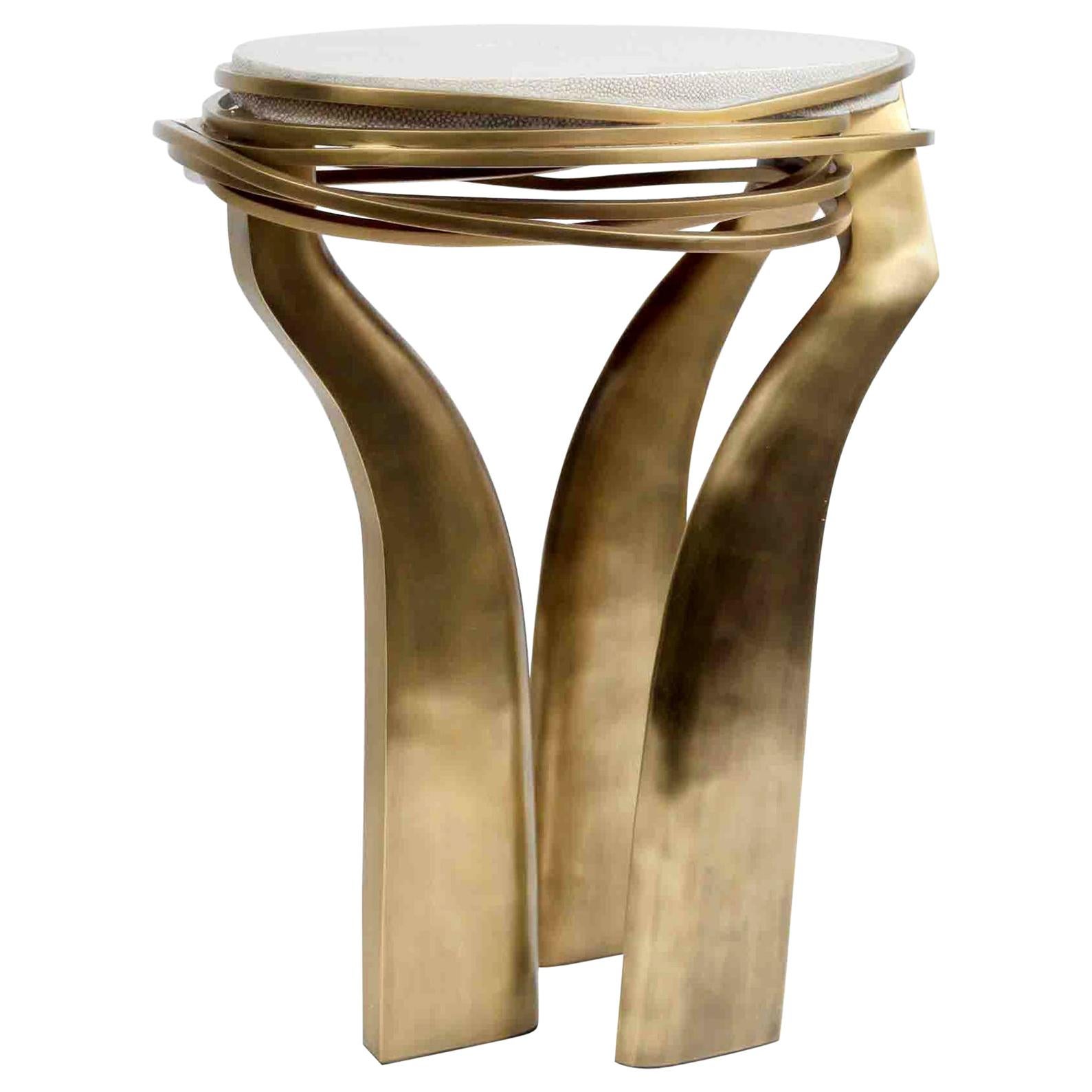 Beistelltisch aus Chagrinleder mit skulpturalen Bronze-Patina-Messingdetails von Kifu Paris