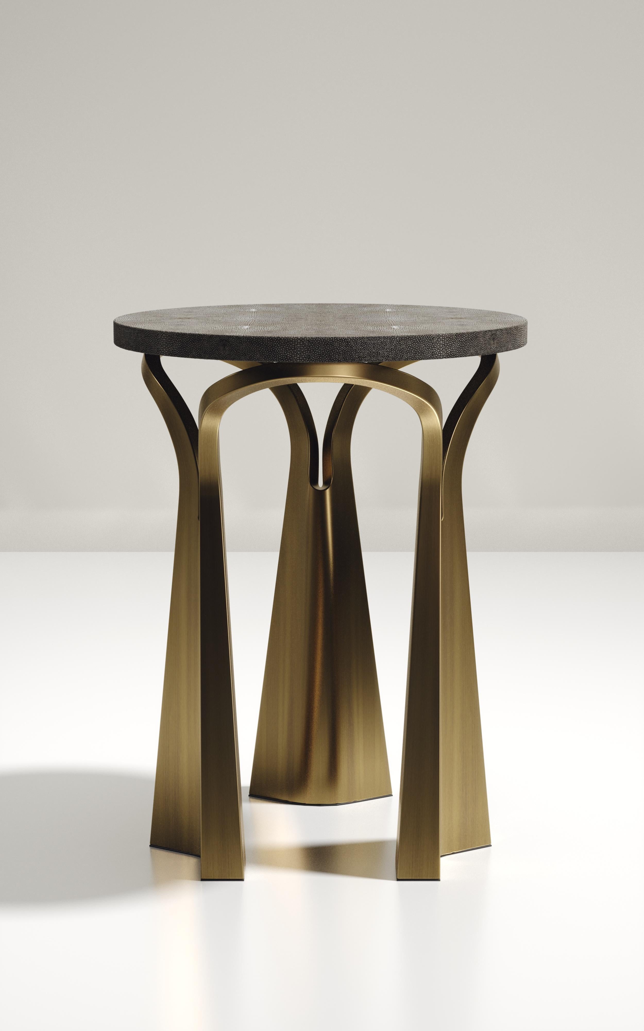 Shagreen Beistelltisch mit skulpturalen Bronze-Patina-Messingbeinen von R&Y Augousti im Angebot 3