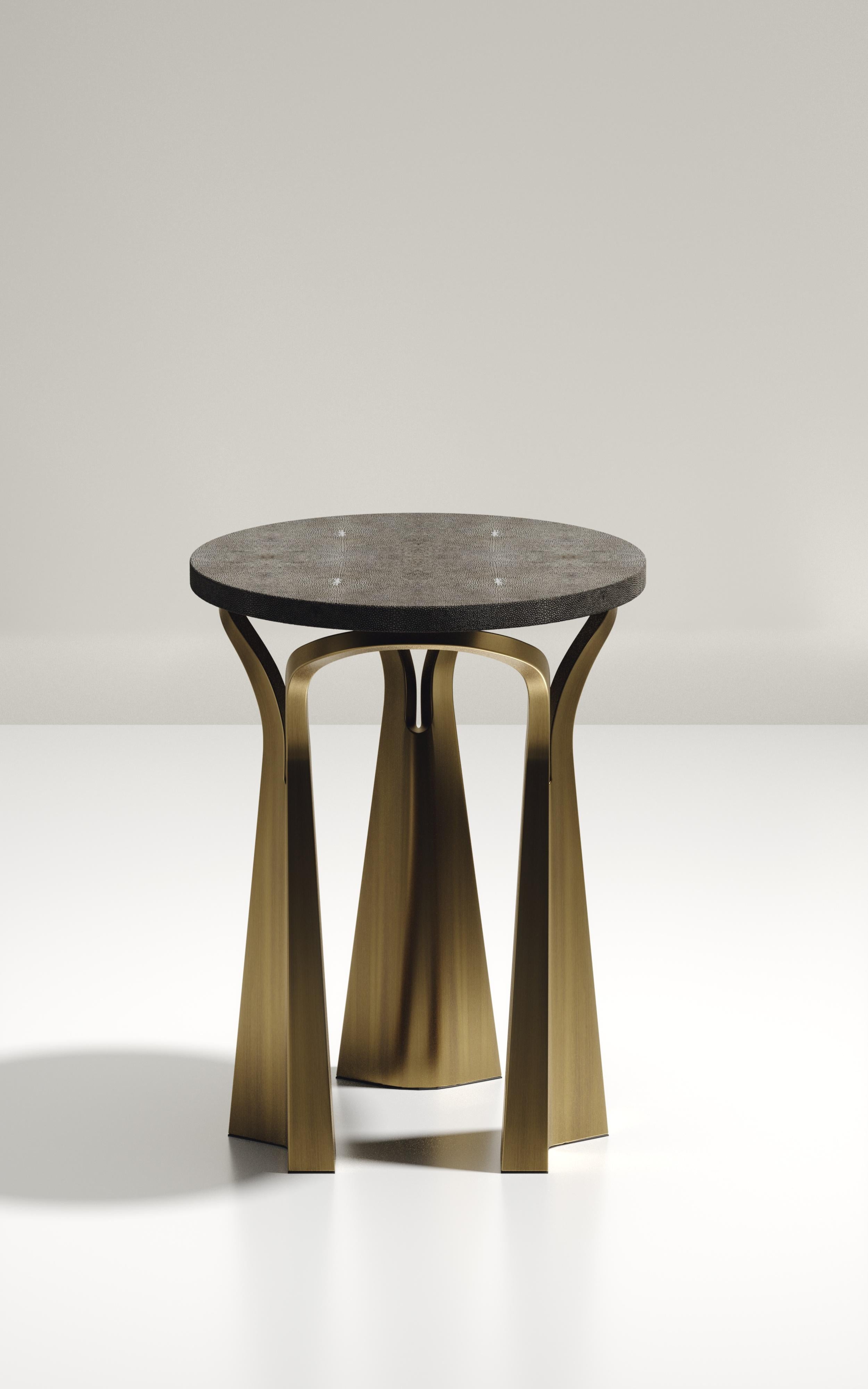 Shagreen Beistelltisch mit skulpturalen Bronze-Patina-Messingbeinen von R&Y Augousti im Angebot 1