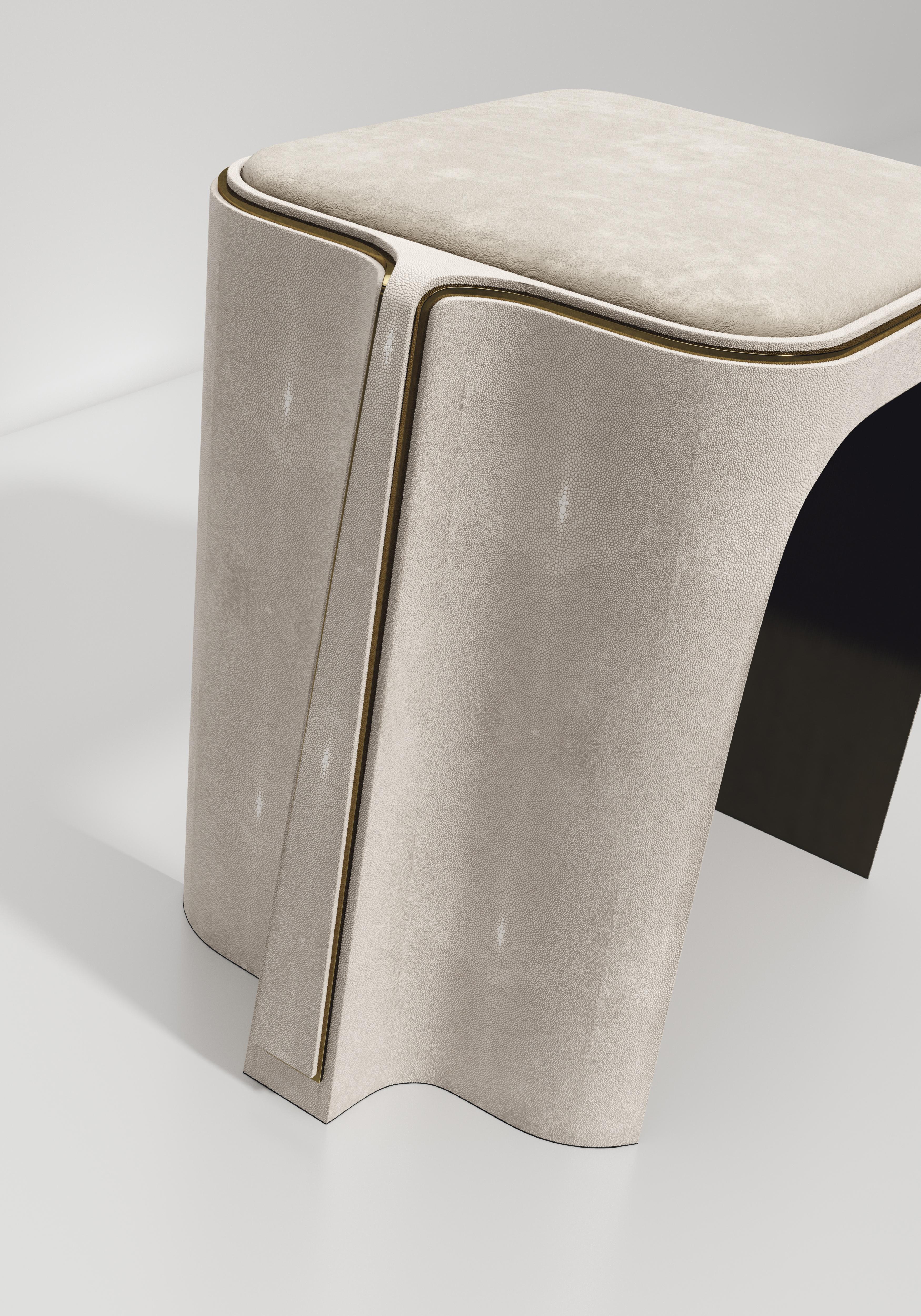 Hocker aus Chagrin mit Bronze-Patina-Messing-Details von R&Y Augousti (Philippinisch) im Angebot