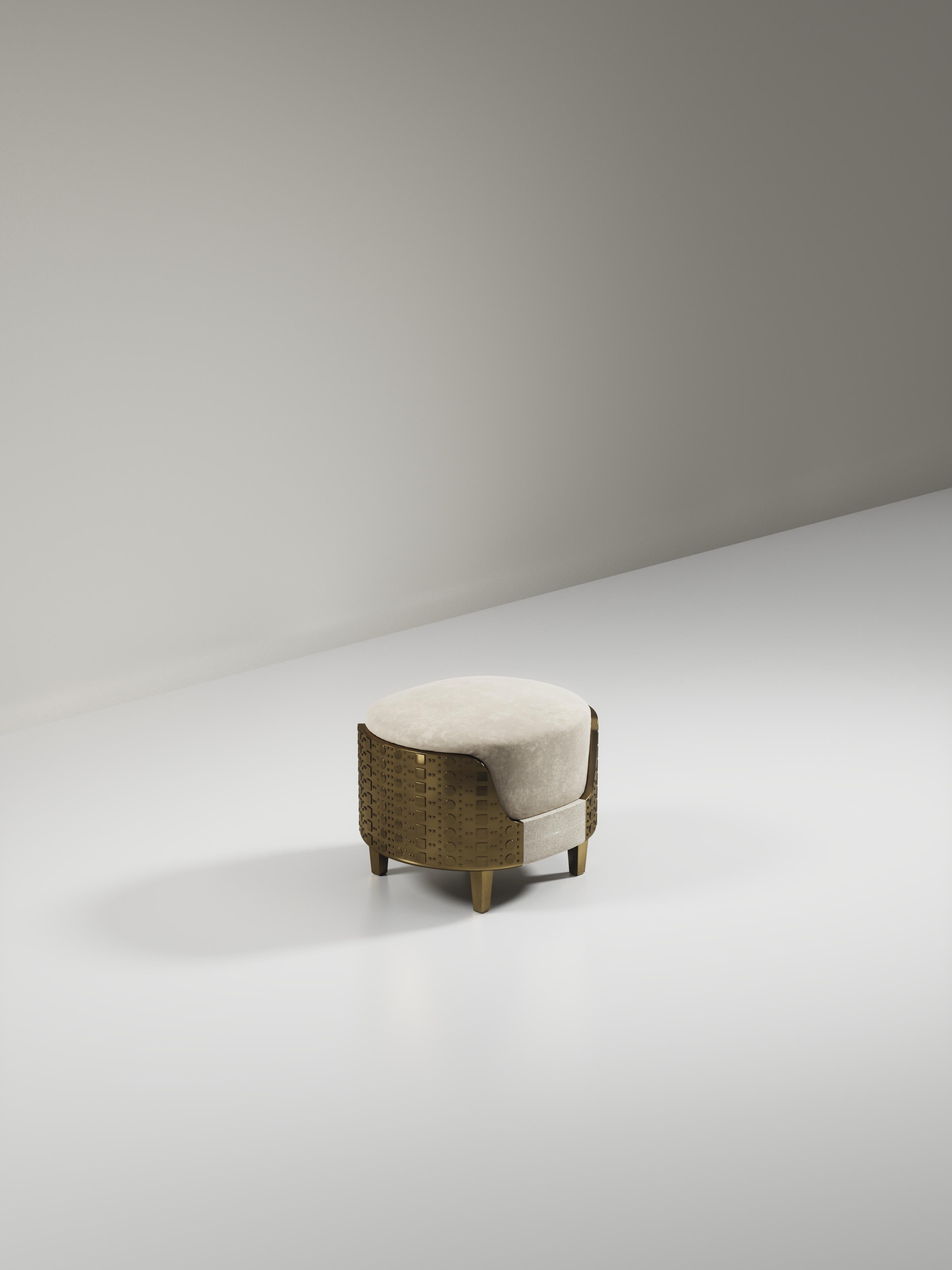 Fait main Tabouret en galuchat avec détails en laiton Patina par R&Y Augousti en vente