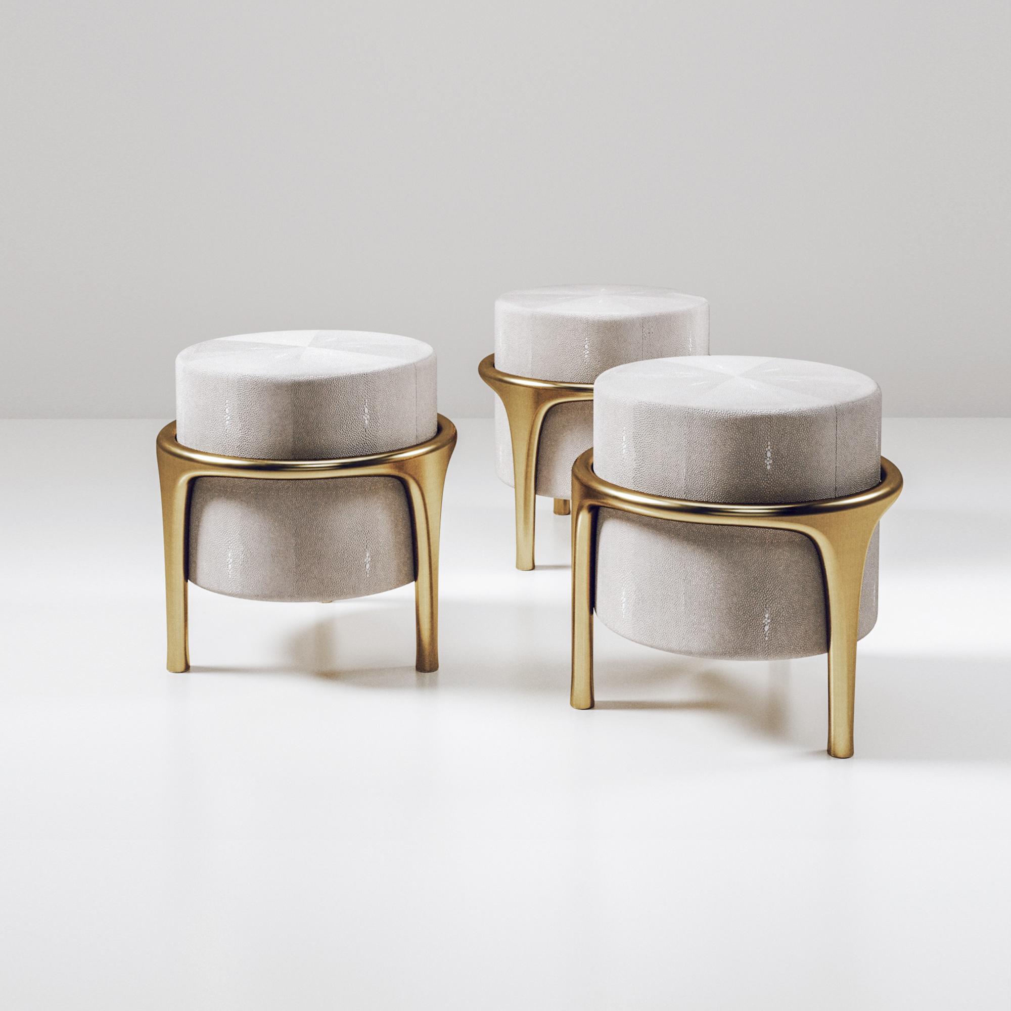 Sgabello in zigrino con dettagli in ottone patinato e bronzo di R & Y Augousti In condizioni Nuovo in vendita a New York, NY