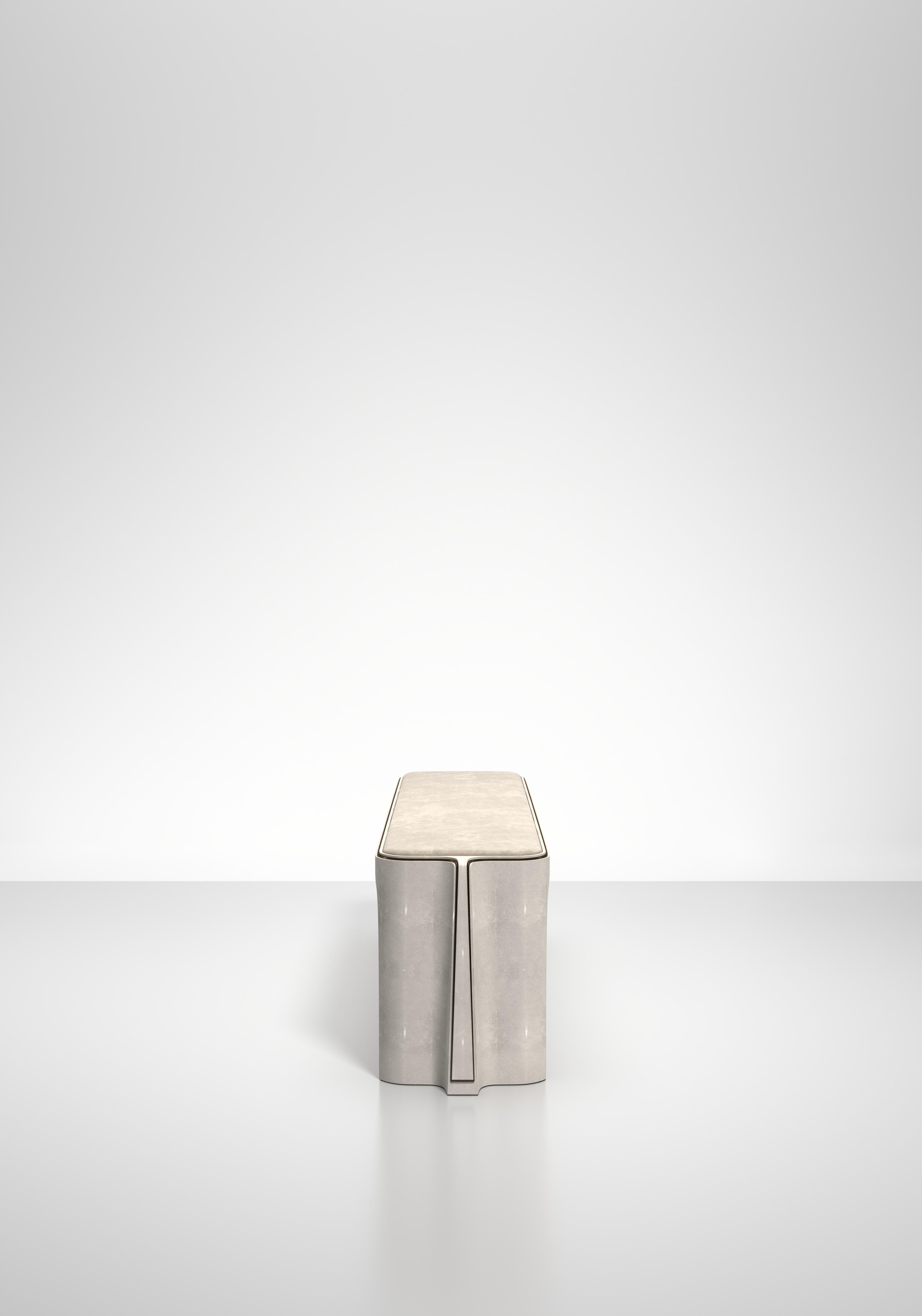Hocker aus Chagrin mit Bronze-Patina-Messing-Details von R&Y Augousti im Zustand „Neu“ im Angebot in New York, NY