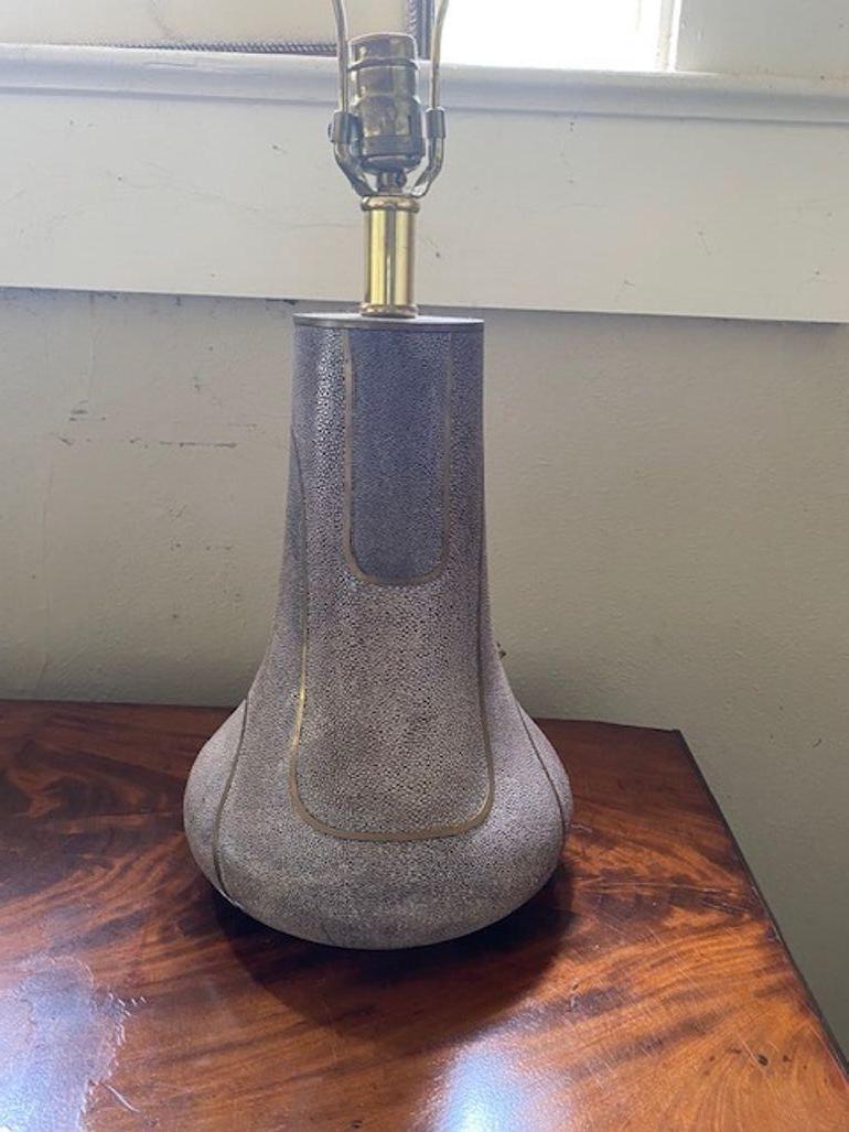 LÁMPARA DE MESA SHAGREEN, malva y bronce S. XX

Exquisita lámpara hecha a mano con shagreen natural en varios tonos de malva, los segmentos arremolinados con cordaje de bronce.
Pantalla no incluida

Altura: 15