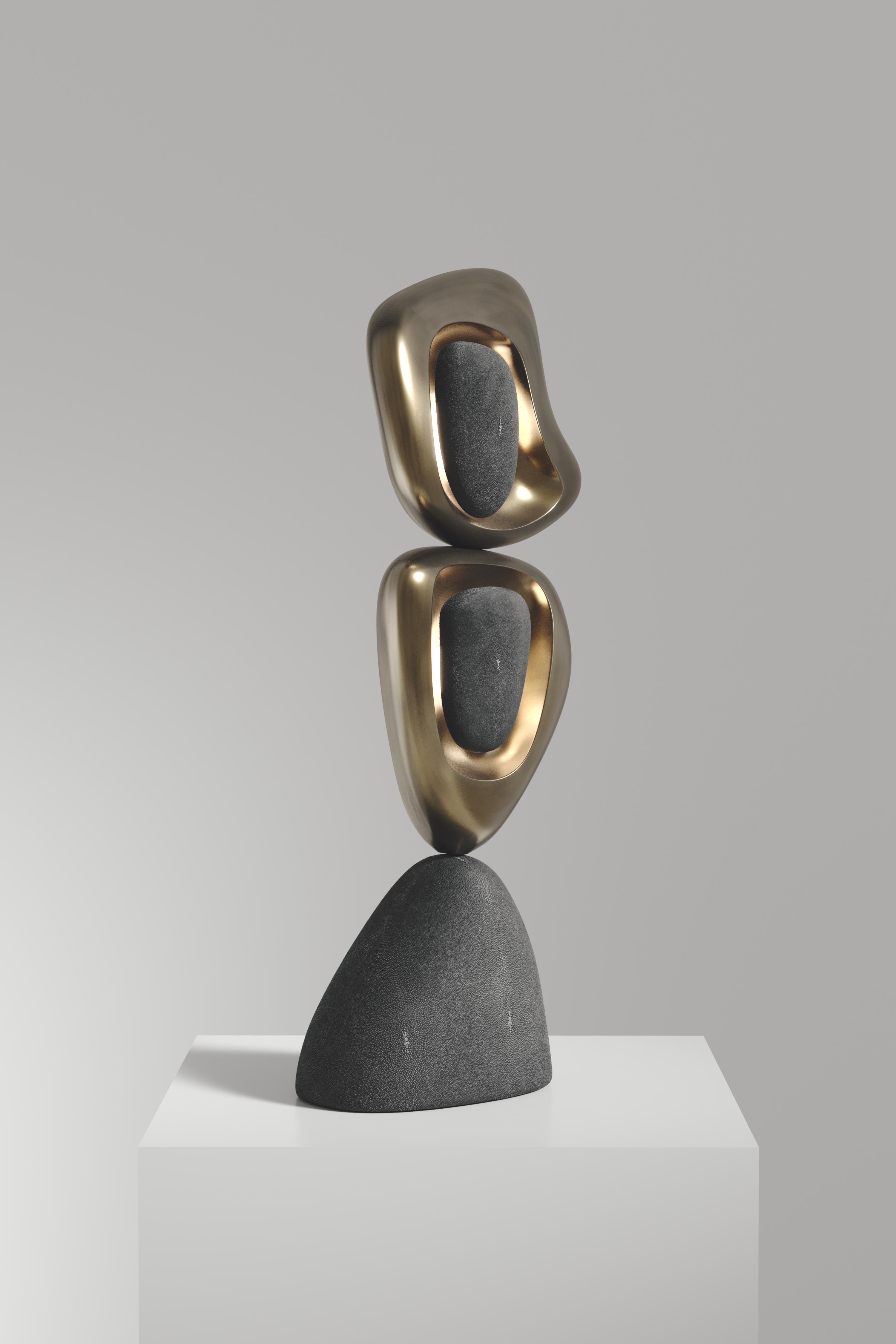 La lampe de table Owl de R&Y Augousti est une pièce sculpturale à l'allure vintage-moderne. La pièce explore les courbes organiques bulbeuses avec des détails subtils pour créer l'esthétique Augousti. Les parties suspendues qui recouvrent la source