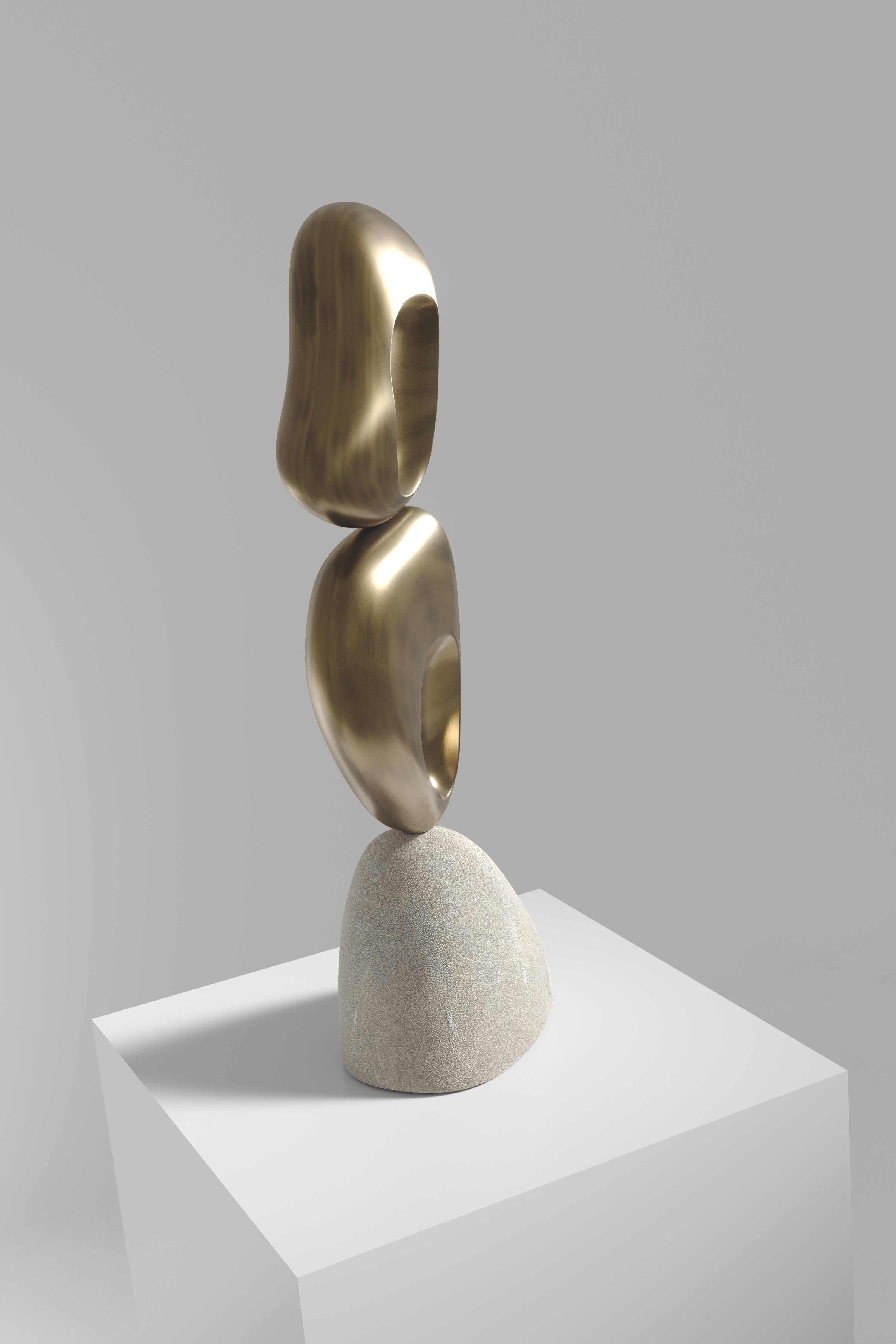 Philippin Lampe de table en galuchat avec détails en laiton Patina par R&Y Augousti en vente
