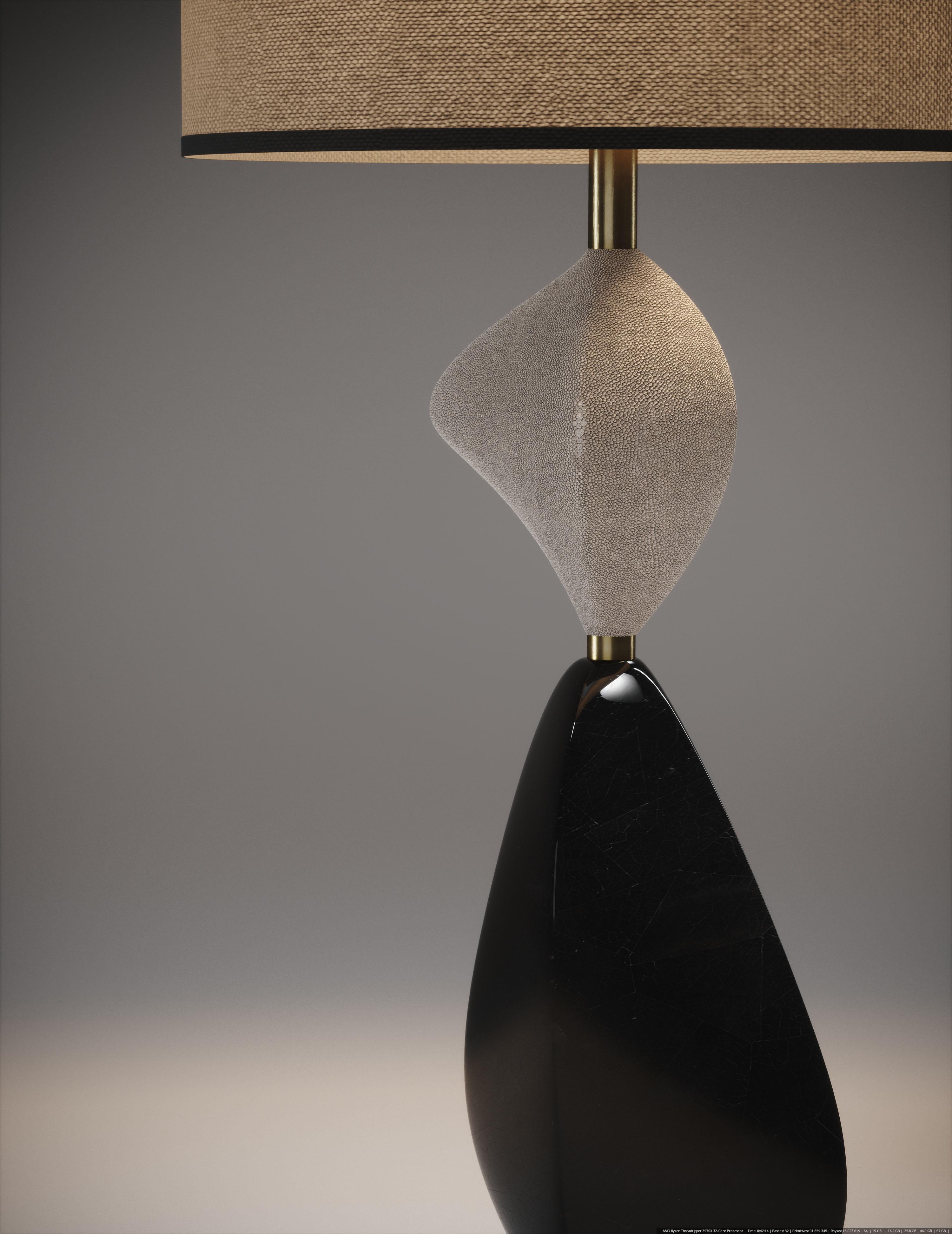 Chagrin-Tischlampe aus Chagrinleder mit Muschel- und Bronze-Patina-Messing-Akzenten von Kifu Paris (21. Jahrhundert und zeitgenössisch) im Angebot