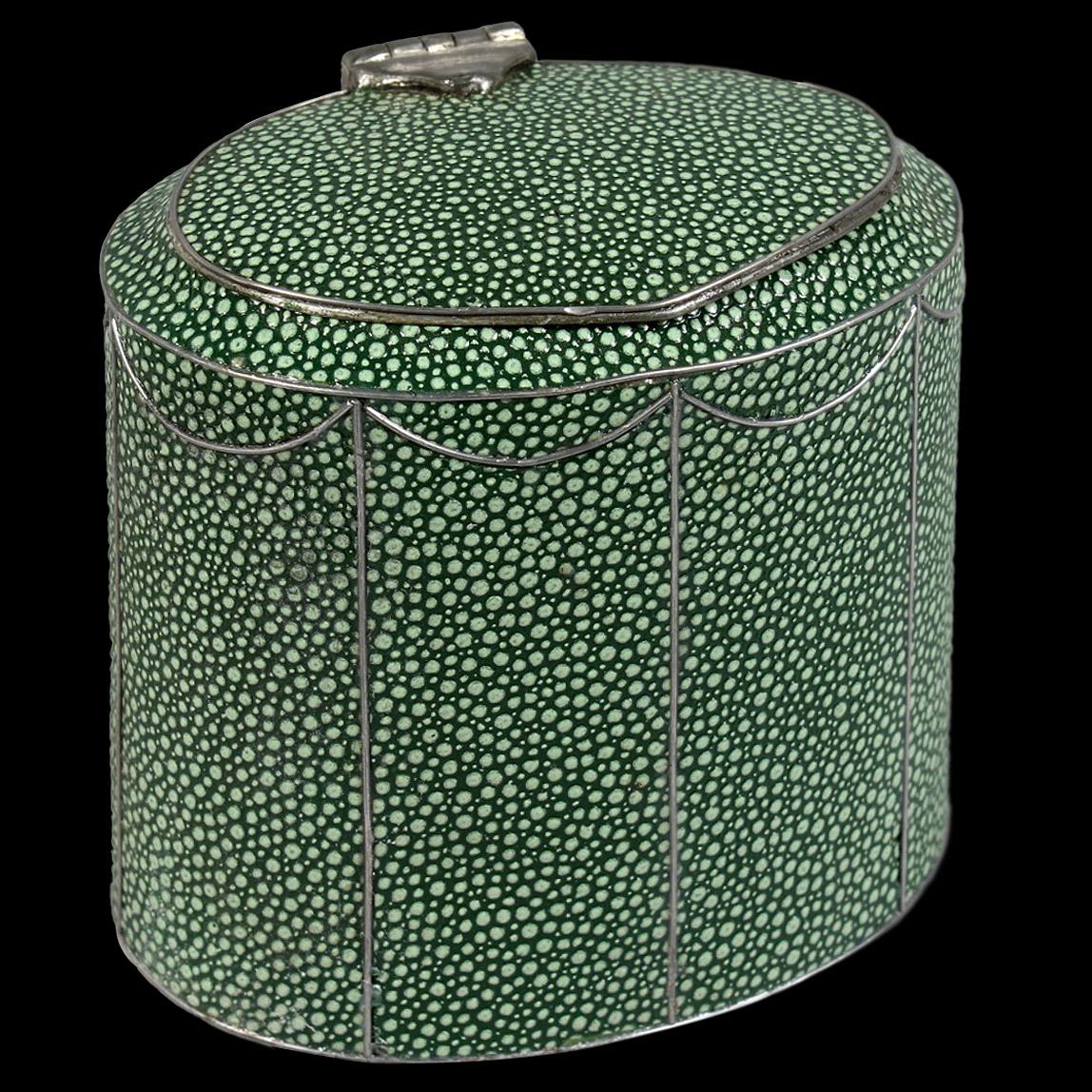 Georges III style lovely green shagreen oval-shaped tea caddy. Silver plated mount and oval hinged lid.
Perfect to store with refinement and elegance tea or other items.

Signed beneath 