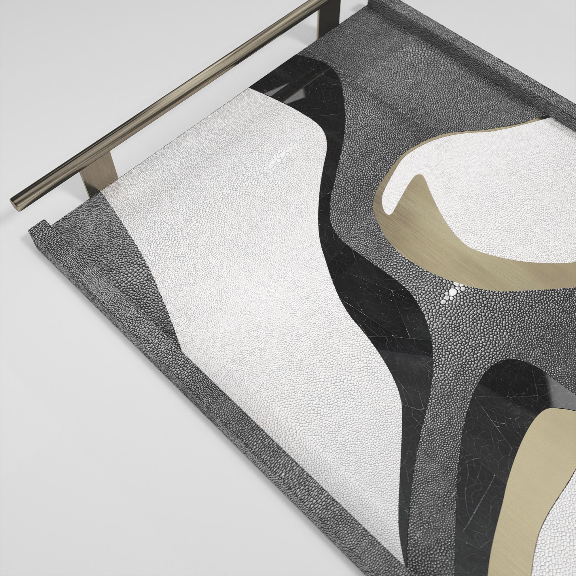 Un plateau rectangulaire classique revisité ; ce plateau Chital II de Kifu Paris, incrusté d'un mélange de galuchat, de coquillages et de laiton bronze-patina, constitue une pièce de table étonnante dans n'importe quel espace. La poignée en laiton