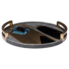 Vassoio in zigrino con guscio per penna blu e inserti in ottone di R & Y Augousti