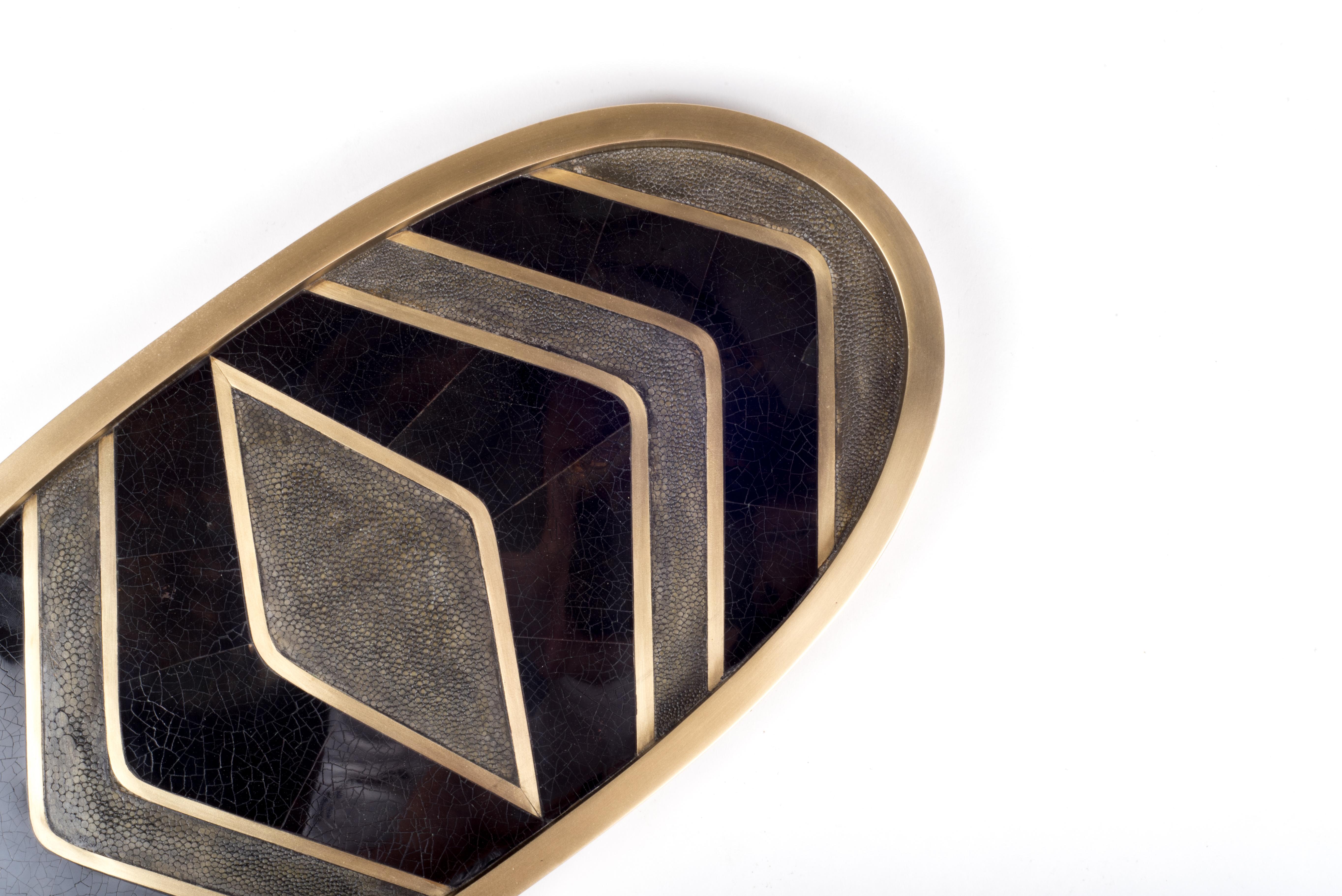 A classic oval vanity tray revisited; this Kifu Paris zig-zag pattern tray is inlaid in a mixture of coal black shagreen, black shell and bronze-patina brass, making for a stunning tabletop piece in any space. The frame is inlaid in bronze-patina