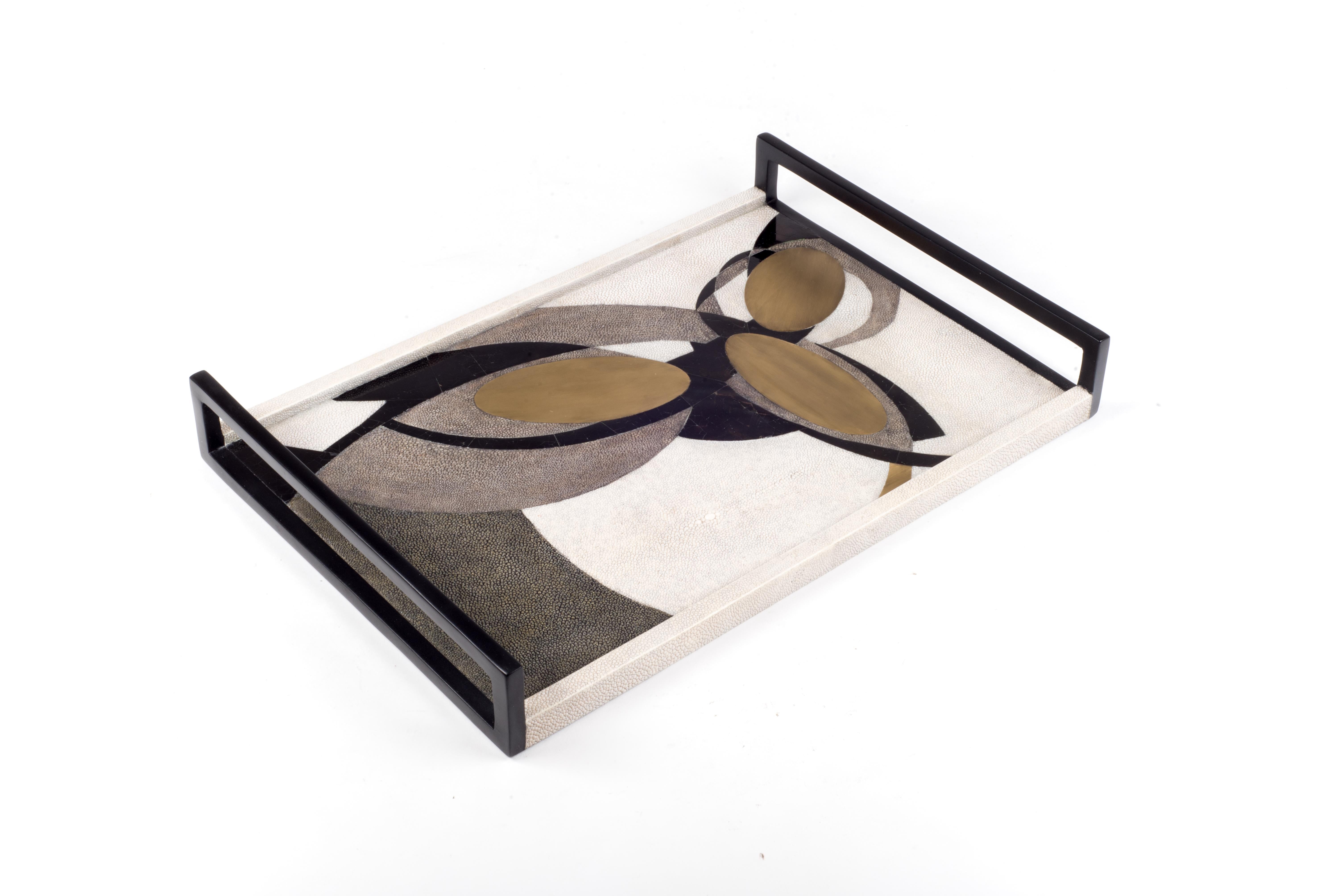 Das dunkle Lunar-Tablett in Medium zeigt die wunderschöne, für Augousti typische Einlegearbeit und Designästhetik. Dieses Muster ist eine abstrakte Interpretation der Mondkonstellationen. Erhältlich in anderen Größen und Farb- sowie