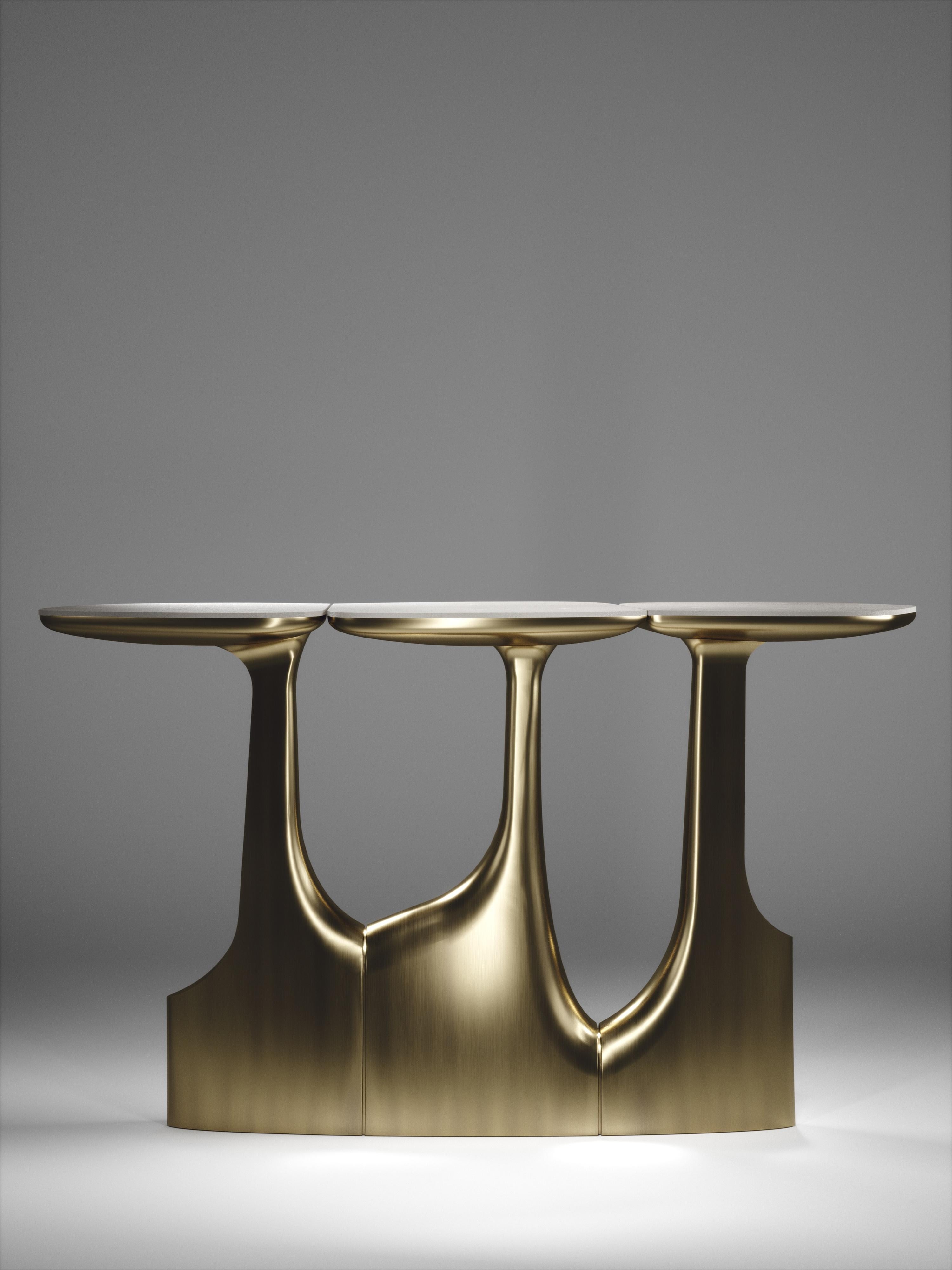 La table console triptyque de R&Y Augousti est une étonnante pièce sculpturale à multiples facettes. Les magnifiques détails gravés à la main sur la base en bronze-patine témoignent de l'incroyable travail artisanal d'Augousti. Les dessus sont